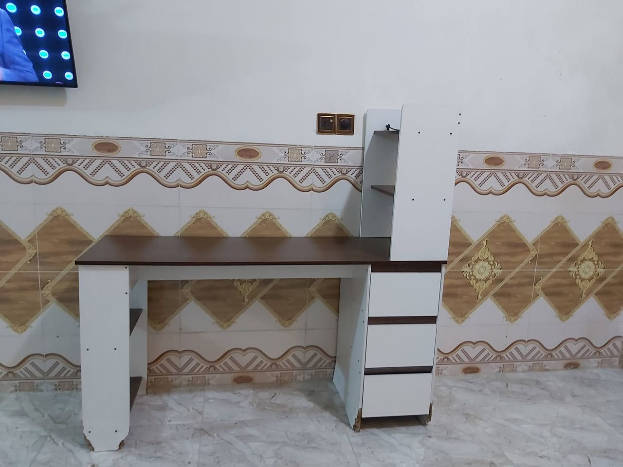 ميز مكتبي للبيع للمعلومات الاتصال على الرقم ***********
