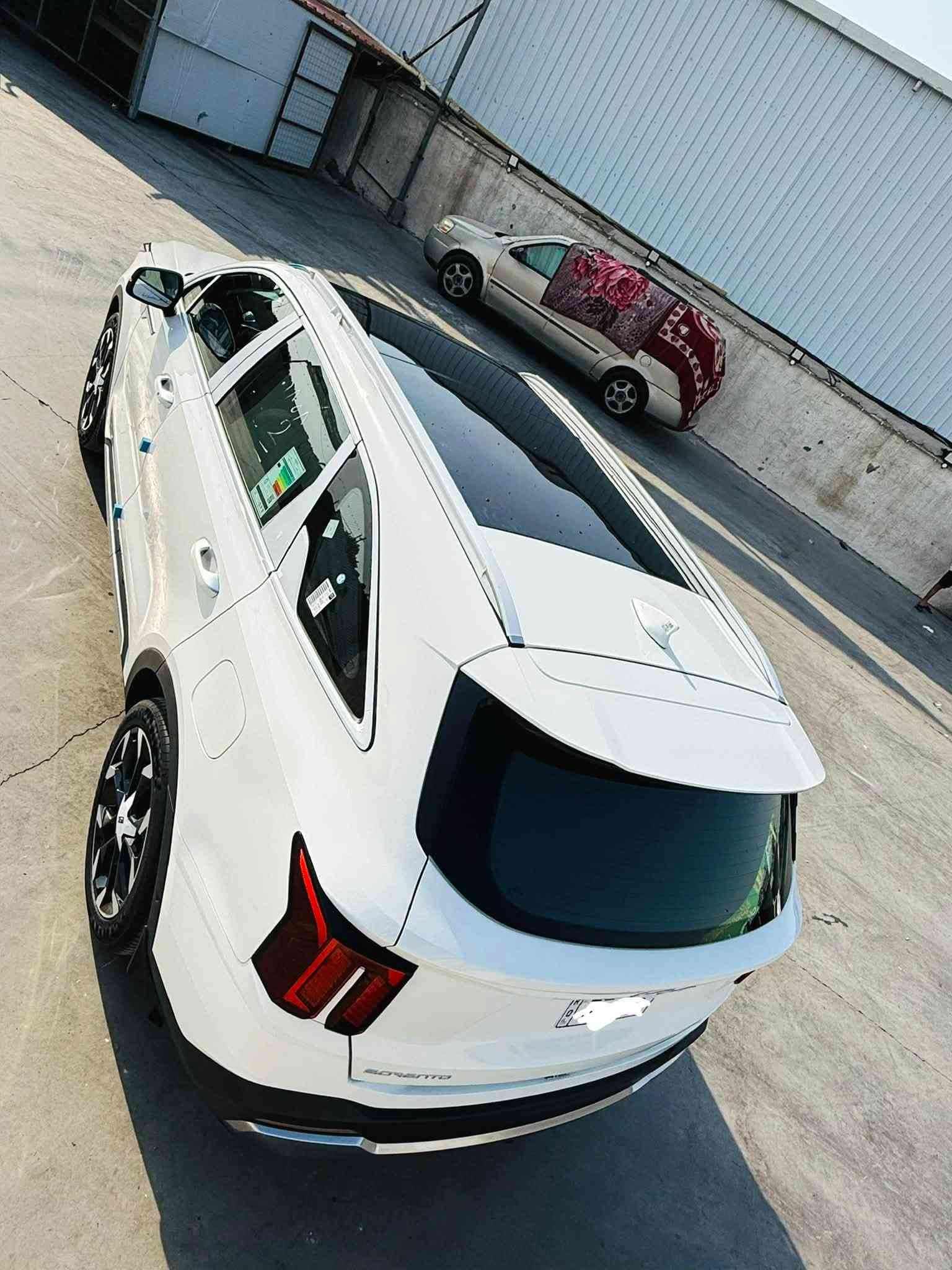 السلام عليكم .. كيا سورنتوا خليجي 2026 زيروا يعني ماشية 4000 فقط بعدها ع دهن الشركة فوول مواصفات كاملة ماعدا داته شو . وبالعافية الي تصير من نصيبة
المواصفات :- 
• محرك 6 سلندر 
• سقف بانوراما كهربائي
• شاشة معلومات وترفيه كبيرة مع نظام ملاحة
• شاشة عدادات رقمية
• كاميرا خلفية وحساسات أمامية وخلفية 
• تبريد وتدفئة للمقاعد الأمامية 
• شاحن لاسلكي للهاتف
• مثبت سرعة
• مصابيح LED أمامية وخلفية
. دوشمة اصلية . 
. تايرات ع وضع شركة .. سبير بعده مغلف 
. بصمات عدد 2 
كامرات محيطية ع كامل السيارة 
گير ماوس 
مفول مواصفات وضمان محرك وكهربائيات شرط السونار . السيارة ماماشية غير 4 الاف فقط بعدها بالشركة . 
رقم بغداد . بأسمي مباشر و تحويل مباشر 
مكاني الكوت . المشروع . للاستفسار  التواصل ع الخاص فقط
السعر   355 $
يعني 3 شدات و55 ورقة
