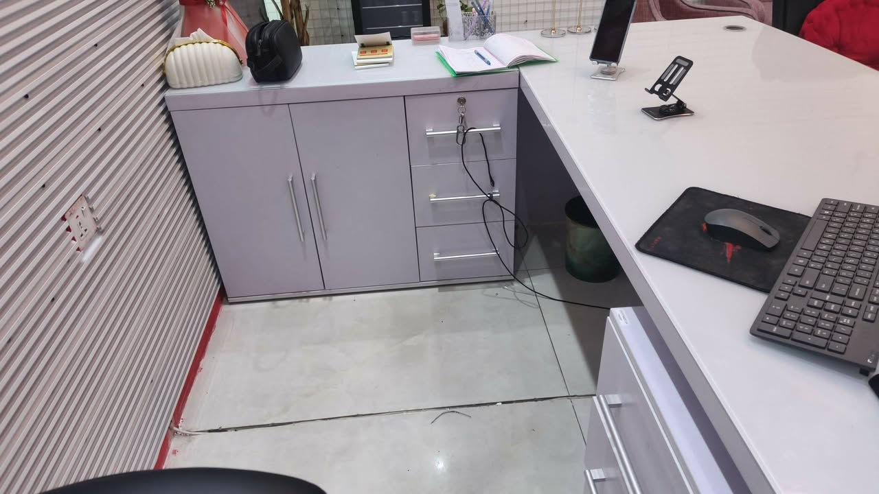 ميز مكتبي مع لكراسي سعر ٥٠٠ لمكان لدوره
