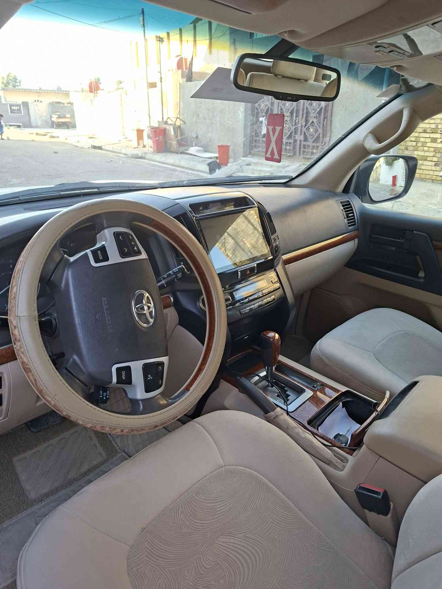 لاندكروز٢٠١٢مكفولة من الصبغ ٣١٠$وبيهامجال***********/***********
