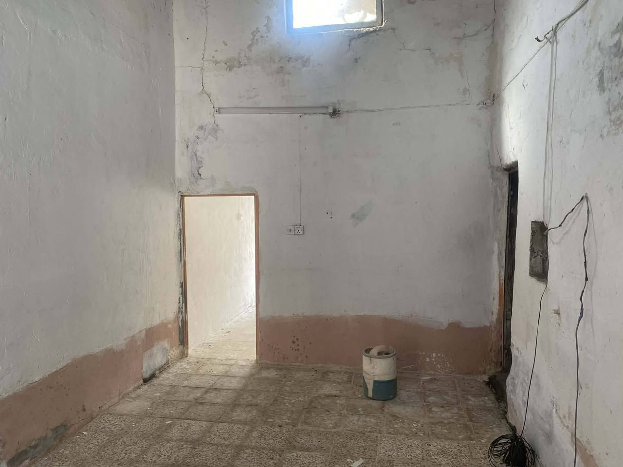 دار للبيع مساحة ٧٠ متر يحتوي على غرفه وصاله ومطبخ وصحيات داخليه وخارجيه وباب خلفيه وباب أماميه مكانه كوفه حي الصدر الثالث شارع دور الحوزه السعر ١٤ وبي مجال ***********
