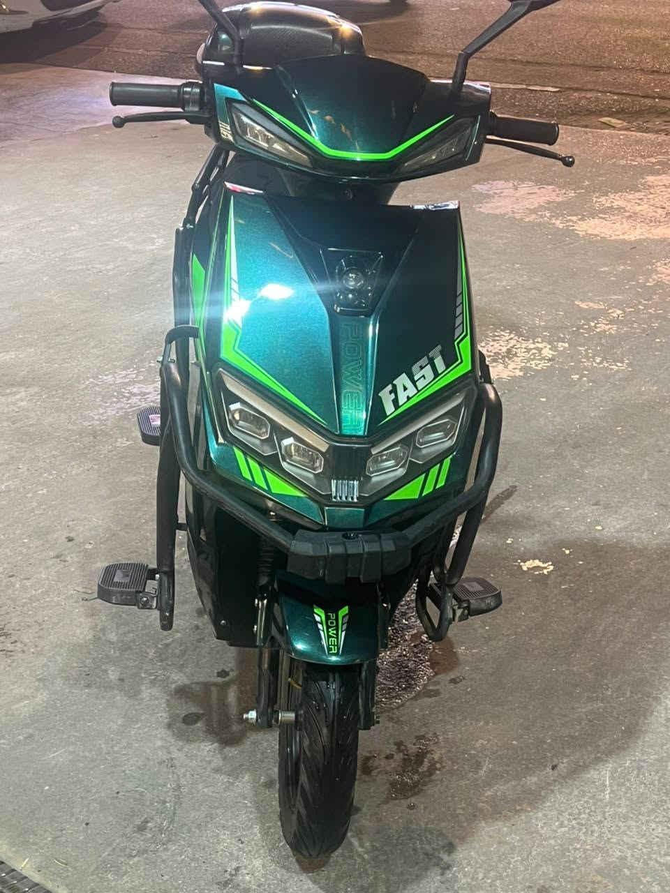 ســـــــــلام علــــــــيكم🙋‍♂️
دراجـــه سكنس 💥🔥

مــــــــوديل:2025💁‍♂️💖
بطــــــارياتـــها: عدد 6🕷🕸❤
كان بيها عطل ملف ف استبدلنه ملف ثاني جديد والدراجه تمشي طبيعي بس بيه شوي خشونه بلمشي بسبب الملف 
ســـــــــرعة الدراجه: 75🙆‍♂️🔥🔥🕸
تمشي بلشحـــــــــטּـه الوحده 70‌🇰
الدراجه كامله مكمله من انارات وكهربائيات وكلشي 
4 سرع بيها✨+مع نضام رجوع للخلف
كلشي كامل مكمل بيها 
نضافه الدراجه 100/90🔥❤️‍🔥
سعــر الدراجــــــة: 400الـف💁‍♂️ وبيها مجال 

عــــــــــــــــنـــــــــــوان: بغداد» حي الجامعة» شارع66

الــــــــــرقــــــــــم: *********** اسيا💝
مــــــــلاحضــــــــة! لايوجد فيس ولامازنجر
+
مكلف بالنشر الرقم بيه واتساب او اتصال على السيم كار
