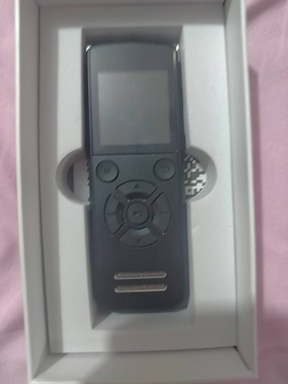 [للبيع] مسجل صوت رقمي احترافي محمول مع سماعات وكابل شحن (Digital Voice Recorder KP300)  
​مسجل صوت رقمي ذكي وعالي الدقة، مصمم لتسجيل المحاضرات، الاجتماعات، المقابلات، والملاحظات الصوتية بوضوح تام ونقاء ممتاز بدون إزعاج.  
​أهم الميزات والمواصفات:
✅ الموديل: KP300 Digital Voice Recorder.
✅ سهولة الاستخدام: مفتاح تسجيل سريع (REC / SAVE) لبدء وحفظ التسجيل بضغطة واحدة.
✅ الشاشة والأزرار: واجهة رقمية مزودة بشاشة عرض وأزرار تحكم مريحة لتصفح التسجيلات وتشغيلها بسهولة.
✅ الملحقات المرفقة: سماعة أذن سلكية للاستماع المباشر للتسجيلات + كابل شحن ونقل بيانات.
✅ التصميم: حجم مدمج وخفيف الوزن وسهل الحمل باليد أو الجيب.
✅ الحالة: جديد تماماً داخل العلبة مع كامل الملحقات.  
​💰 السعر: 25,000 مع توصيل 
​📲 للتواصل عبر الواتساب: ***********
