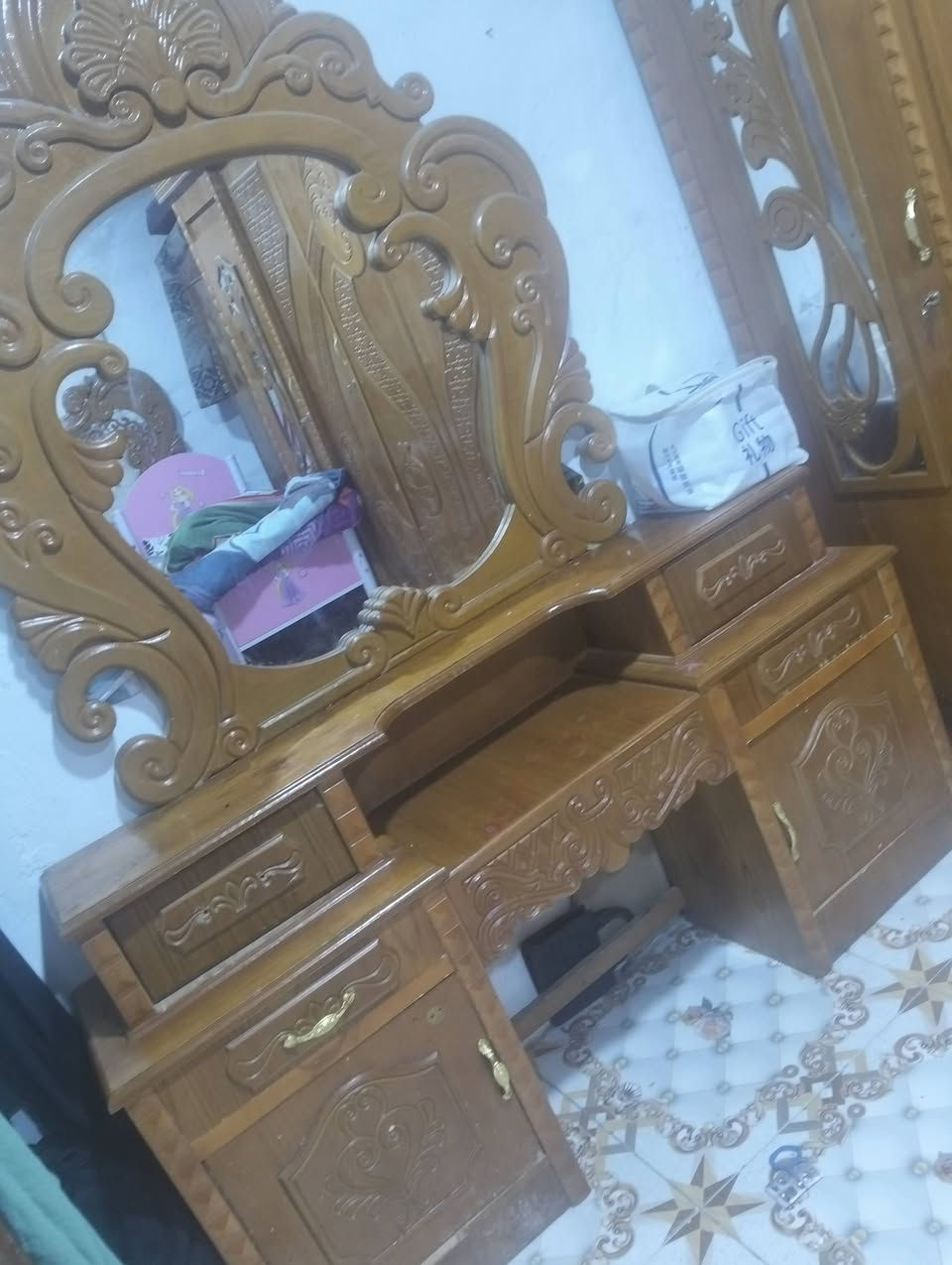 ميز مرايه مال غرفه بس يحتاج ترتيب صبغ تلميع مابي ضرر للبيع
