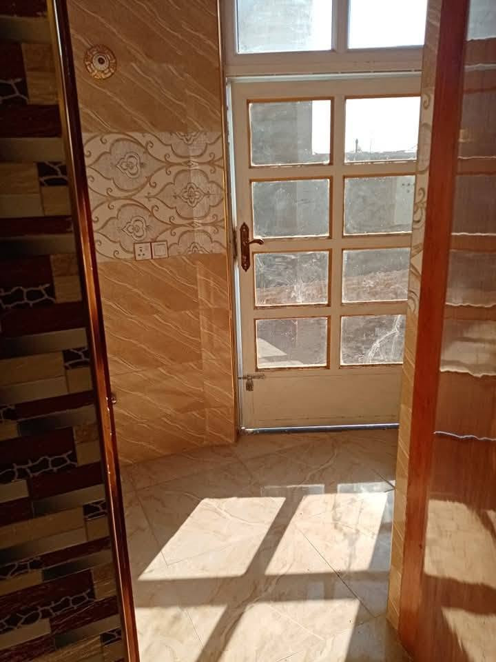 سلام عليكمم بيت للبيع مساحته 250 م بناء طابوك الواجهه 12 نزال 25 البيت كامل بس الواجهه مالته مكامله البيت يحتوي عل غرف 2 جوه +ستقبال +حولي مطبخ حار  +بارد +غرف 3 فوك.+ 3 حمامات +وترك+ حديقه  البيت كامل بس واجهيه نقص وشتايكر مكانه البيت بسبع البور منطقه ل16 قريب علا بانزيخانه الاحمدي البيت بصف الركن طابو صرف عل كاضميه  رقمي *********** وبي واتس اب
