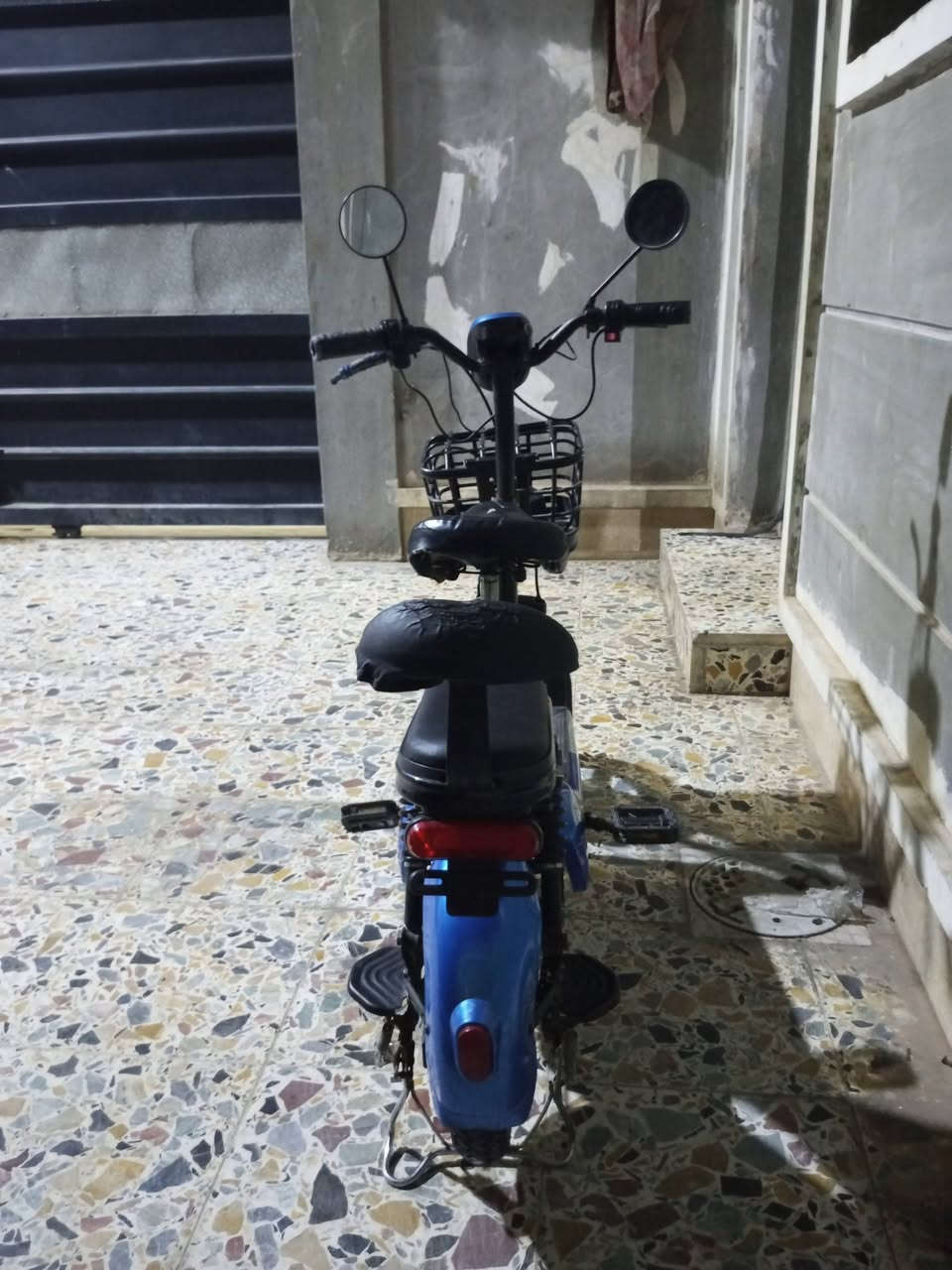 دراجه شحن للبيع اربع باتري الدراجه نظيفه بيها باتر واحد قاعد تشتغل كل شيء ما بيها مكانيه @تامين***********
