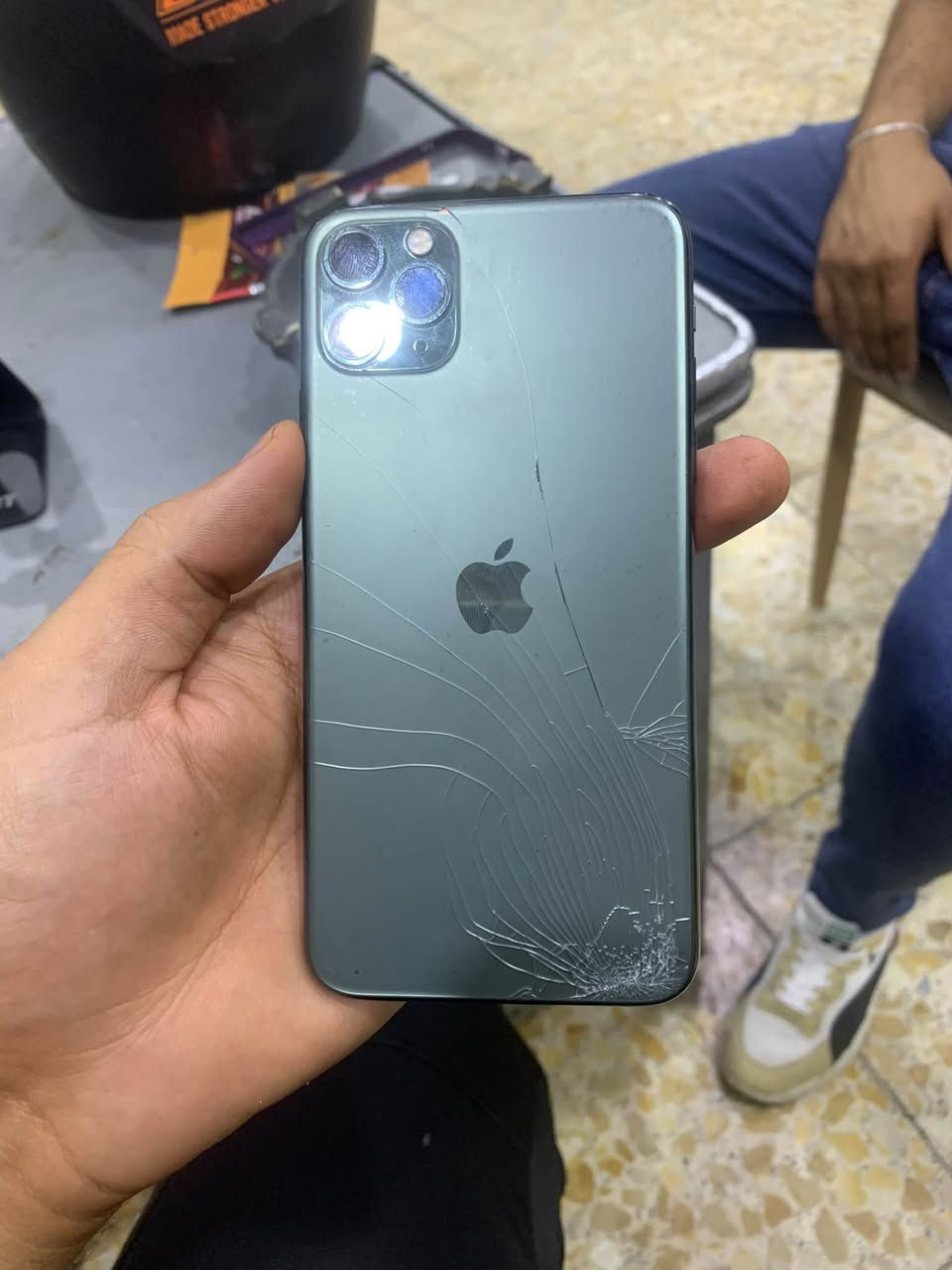 السلام عليكم ايفون 11برو ماكس  اللون زيتوني المميز 
الجهاز نضيف مكفول  بس هذا الفطر الي بل ضهر وضايع بل الحافضه الذاكره 256
البطاريه 74% عله وضع الشركه 

السعر 300 وبيه مجال بسيط 

للتواصل***********

نص مكتوب في الصور:
- 8:16 41 حول الاسم Muastafa إصدار iOS 26.6.1 اسم الطراز iPhone 11 Pro Max رقم الطراز MWHM2J/A الرقم التسلسلي G6TZD9YFN711 انتهت صلاحية التغطية سجل تاريخ القطع والخدمة الأغاني 0 الفيديوهات 333 الصور 552 التطبيقات 41 السعة 256 غ.ب.
- حالة البطارية والشحن
- رسالة مهمة حول البطارية
- حالة بطاريتك متدنية جدًا. يمكن أن يبدل أحد مزودي خدمة Apple المعمدين البطارية لاستعادة الأداء والطاقة القصويين.
- العثور على خيارات الخدمة...
- الحد الأقصى للقدرة
- 74%
- هذا قياس لقدرة البطارية مقارنة بقدرتها عندما كانت جديدة. قد تتسبب القدرة المنخفضة بتقليل ساعات الاستخدام بين عملية الشحن والأخرى.
- أقصى قدرة للأداء
- ستساعد الأنظمة المضمنة في النظام والمكونات في تخفيف آثار الأداء التي قد تلاحظها أثناء التقدم الكيميائي في عمر بطارية iPhone.
- شحن البطارية المحسن
- للحد من استنزاف عمر البطارية، يتعلم الـ iPhone من عادات الشحن اليومية، بحيث ينتظر ولا يتجاوز 80% حق يحين موعد حاجتك إلى استخدامه.