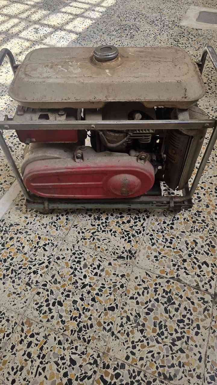 مولدة هونداي 
 متروكة صار ١٠ سنوات 
 بانزين 
 15امبير 
 سعرها 200وبها مجال 
 اذا شراي اتصل بلرقم 
***********
P
