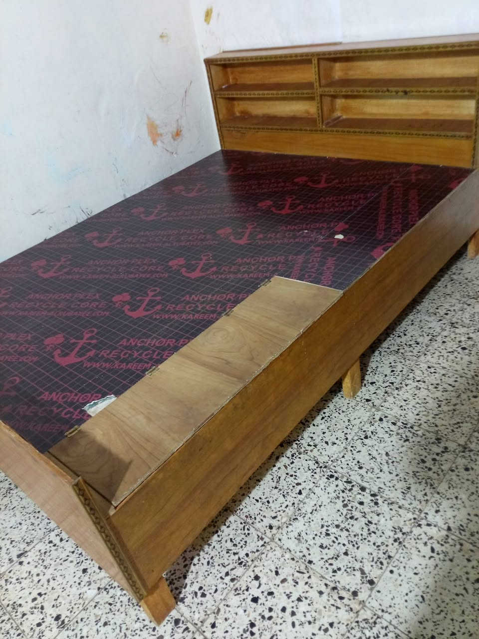 سرير وميز مرايه الشراي يجي خاص
العنوان شارع الثرثار قرب الأرض السعيده 
السعر250..***********
