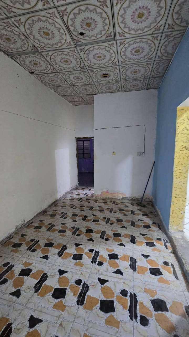 بيت للايجار ابو الخصيب طريق الصحراء قرب جامع سيد الشهداء سعر البيت 350 مساحة 200 م يحتوي 3 غرف (غرفة ماستر )وصالتين واستقبال  يحتوي مطبخ  وصحيات  وحديقة خلف المنزل بيه خط مولد 4 امبير مجاني البيت قريب على الشارع العام ***********
