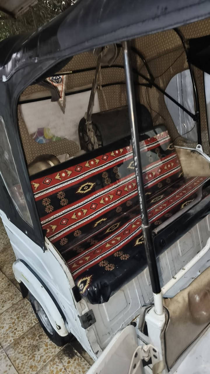لام عليكم تك تك 21 للبيع نضيفه كلش بس بيه ضربه بلغد ومصلحه ع بارد ويم لايد كلش خفيفه  خياس مابيه بس شويه زنجار يم سايق صبغ ما مصبوغه سعر 7ملاين وبيه مجال رقم *********** صور كدامك

