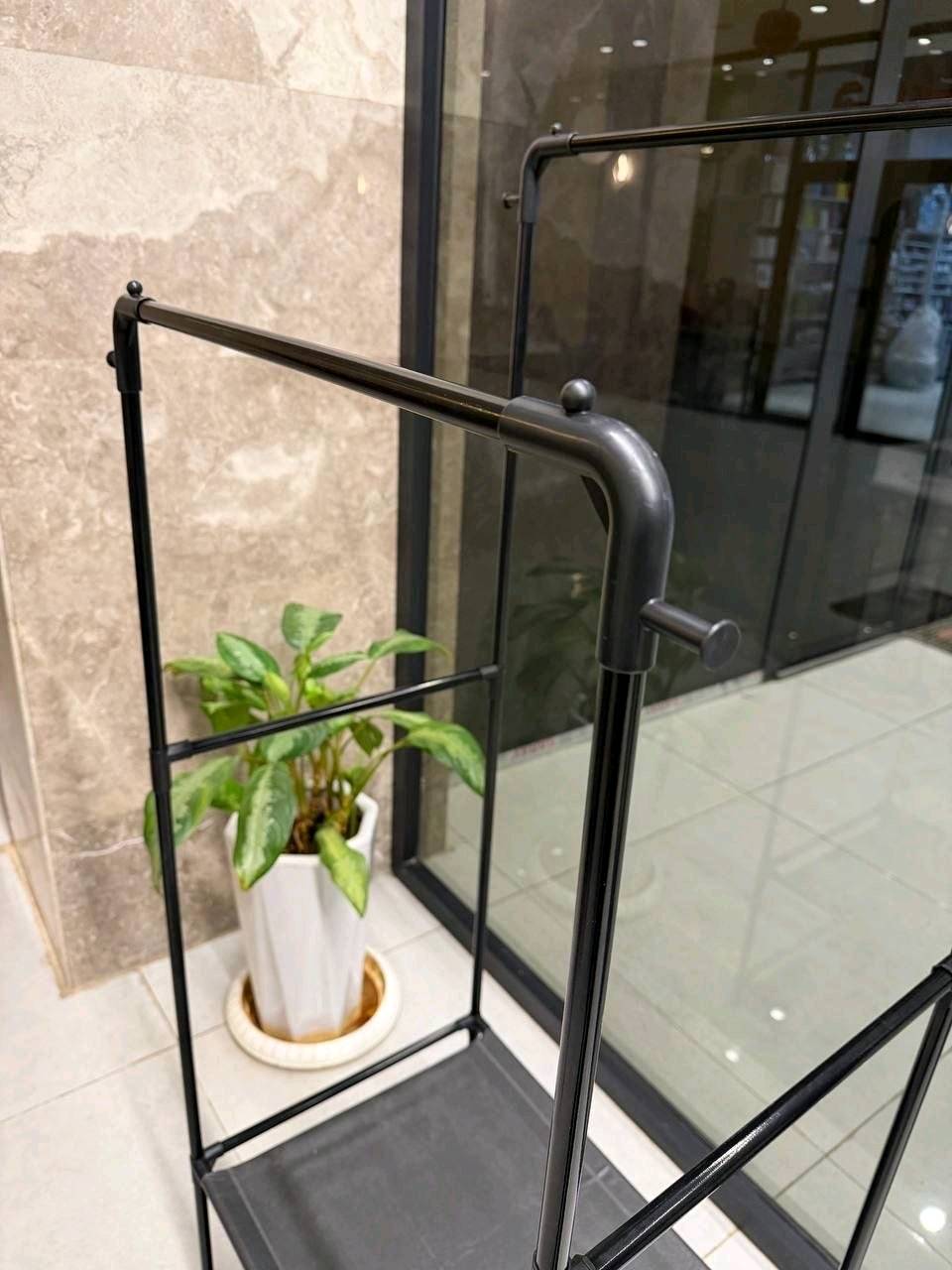ستاند ملابس مودرن ذات تصميم  مميز

المميزات: 

تنظيم متكامل: 
مزود بقضيب علوي لتعليق المعاطف والملابس، وعلاقات جانبية إضافية، وأرفف متعددة لترتيب الملابس المطوية، الحقائب، والإكسسوارات.

​توفير المساحة:
 تصميم ذكي يتيح لك استغلال الزوايا والمساحات الضيقة بأقصى فاعلية، مع مساحة مخصصة للأحذية في الرف السفلي.

​جودة متينة ومظهر أنيق: 
هيكل معدني متين بلون أبيض راقٍ يضيف لمسة جمالية وعصرية لأي غرفة نوم أو مساحة تبديل ملابس.

​سهولة التجميع:
 يأتي مع القطع والأدوات اللازمة لتركيبه بكل سهولة وسرعة.
القياسات: 
ارتفاع 150
عرض 60
طول 42
السعر: 20 الف 
التوصيل: 3 بغداد 5 محافظات
