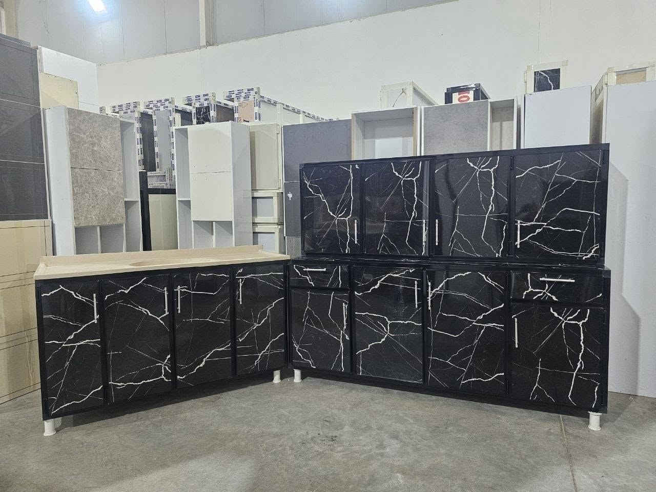 كاونتر المنيوم تفصال  مترين ارضي وملحق مع سنك متر ونص مرمر
1-سطح الكاونتر مبطن خشب mdf على كبره الحجز واتساب ***********

2- الضهر بليت
3-رفوف بنل يتحمل وزن ثقيل
4-يعني تفصال مو سوكي السعر 450
