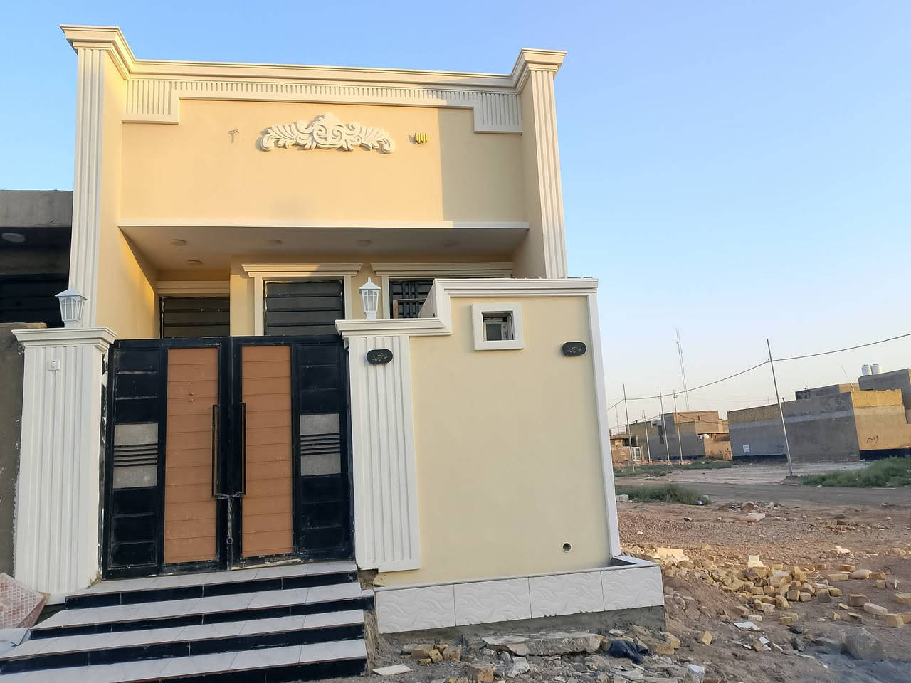 طابو صرف
مشتمل للبيع المساحة 100م شغل درجة أولى بناء طابوق جاهز للسكن يحتوي على غرفة نوم وصالة مفتوحه ع الإستقبال ومطبخ وحمامات داخلية و خارجية عنوانه كوت توزيع الدبية الثانية قريب على حي الشهداء السعر 69وقابل للتفاوض للأستفسار مراسلتي على الخاص او الاتصال على ***********

