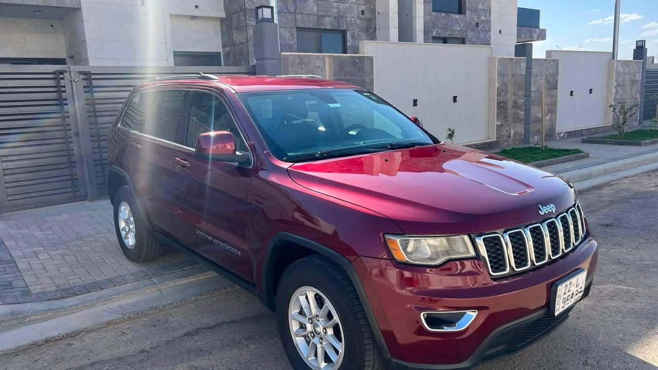 🚗 جيب جراند شيروكي (لاريدو) 2020 - للبيع
المواصفات العامة:
 الموديل: 2020.
 اللون: أحمر مميز وجذاب جداً.
 المحرك: 6 سلندر سعة 3600 (Pentastar V6) - عزم وقوة وراحة بالقيادة.
 المسافة المقطوعة: 60 ألف ميل فقط.
 المواصفات الفنية: وارد أمريكي (رقم أربيل).
❄️ حالة السيارة والراحة:
 التكييف: تبريد ثلج ما شاء الله.
 النظافة: السيارة كلش نظيفة وبحالة ممتازة جداً ومخدومة.
🛠️ تفاصيل البودي والضرر (بكل أمانة وشفافية):
 الضرر: خشم الجاملغ الأيمن فقط، ومصلح تصليح درجة أولى (ما يبين نهائياً).
 ملاحظة إضافية: بارد بسيط جداً بالجاملغ الأيسر أثر طخة خفيفة.
📌 المكان: بغداد - الدورة
💰 السعر: 230 ورقة ($23,000)قابل للتفاوض 
📞 للتواصل والاستفسار: ***********
