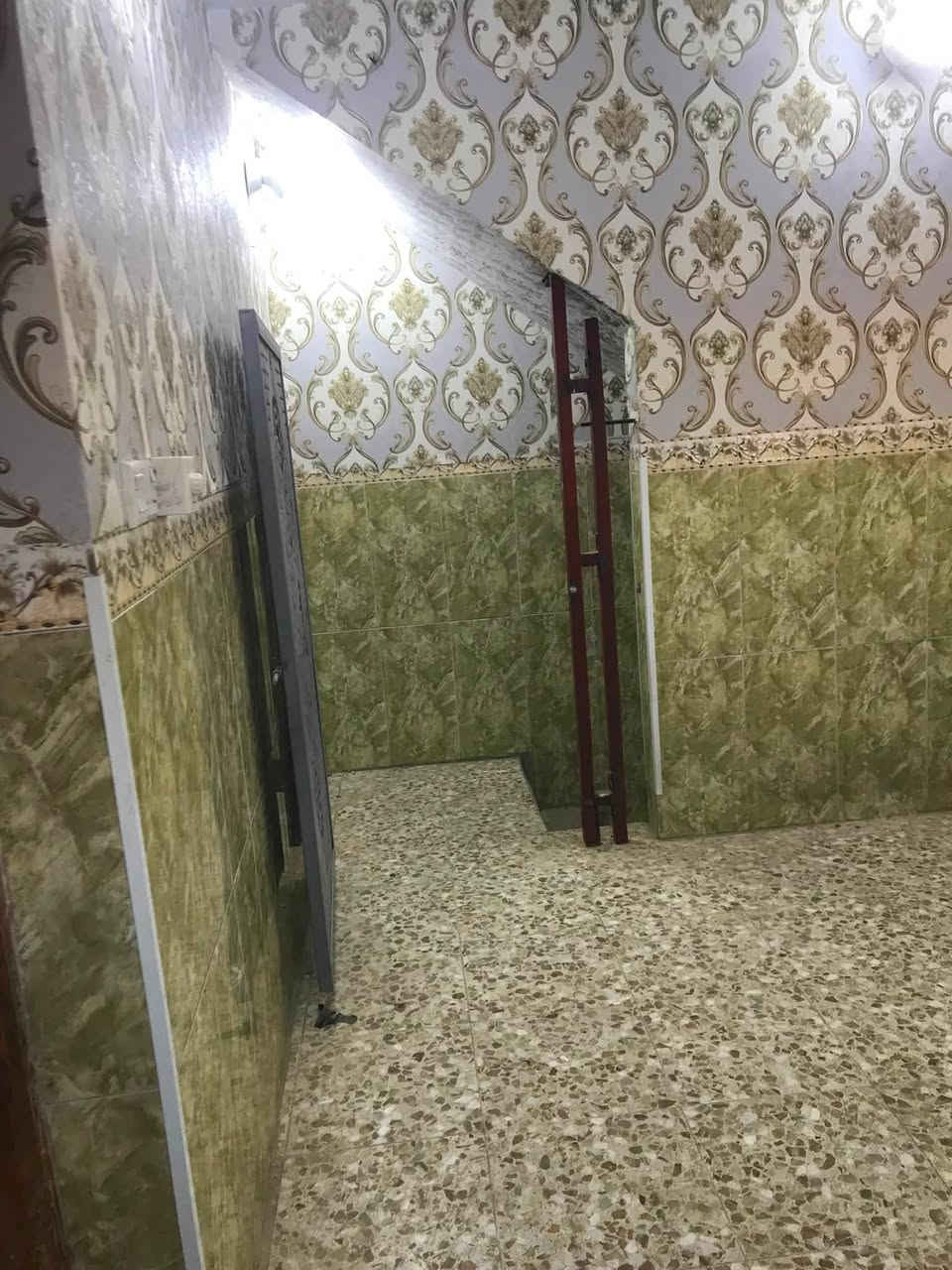 سلام عليكم
بيت للايجار طابق ثاني معزول بلكامل مساحة٩٠متر مقابيل متنزة السمچة خلف بانزين خانة الامين الثانية 
***********
