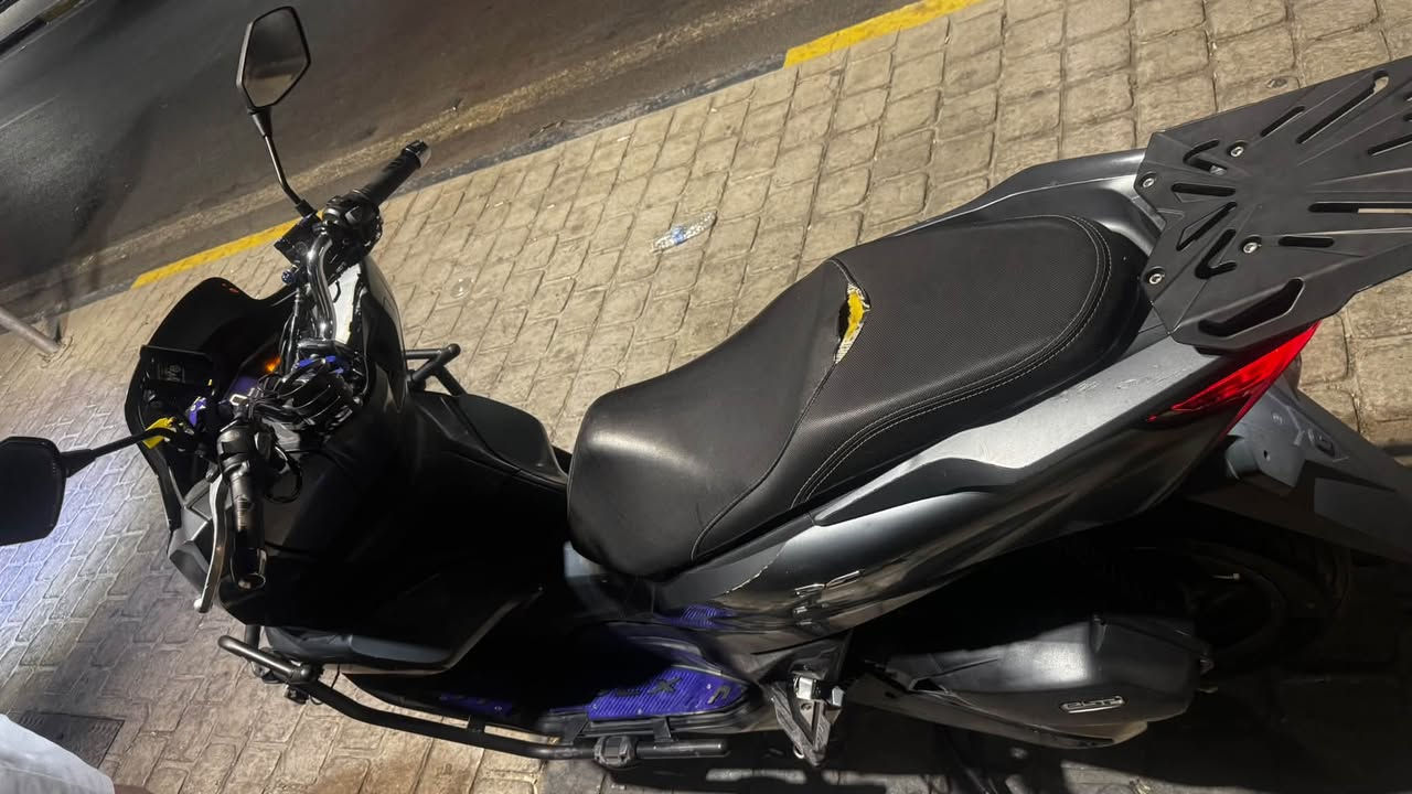 السلام عليكم شباب
Pcx2022 بصمة كوري  

بحالة الوكالة شرط 

جيب 10 فيتريه وتعال افحص كلبي . 

لون فيلي مميز 

حجم المحرك 150cc

درع حماية للبجم امامي SS ودرع صالنصه 

بلوجكترات 

دواسات 

تزويد شغلات بسيطه موضحه بالصور براغي وكذا بالون الازرك .

بيها جادر حماية 

ستان موبايل اصلي 

تايرات مشلن بلاديات خلفي + امامي 

ستان حساس 

حساس ازدحام 

حساس اعطال T

نضام Abs

شاحنه تايبسي .

الدراجة كفالة عامه من كلشي 

سيبايه خلفيه 

تخابرني لتكلي شبيه مابيه تجي بعينك تشوف 

كفالة ع وضع معرض تجي وتشوف بنفسك 

بصمة عدد 1

اي ستفسار متواجد خاص او واتساب 

رقمي : *********** رصيد

*********** واتساببببب 

السعر 16 ورقه وبيهه مجال بسيط كلش …
