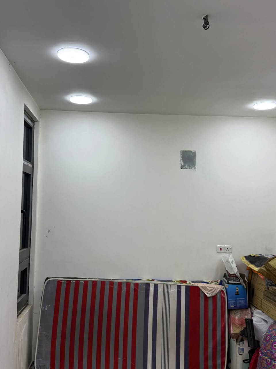 ‏شقة طابق ثالث للإيجار 150 متر غرفتي النوم وصالة وحولي ومطبخ وخدمات الاستفسار *********** عوائل فقط تتكون عائلة من أربع نفرات عائلة نظيفة ومرتبه حي جهاد شارع ستين
