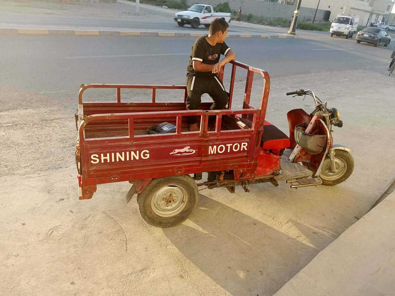 سلامو عليكم اخوان ستوته محوره ملاحضه محوره  جدام علعين سعر 400وبيه مجال اتصل على رقم   ***********
