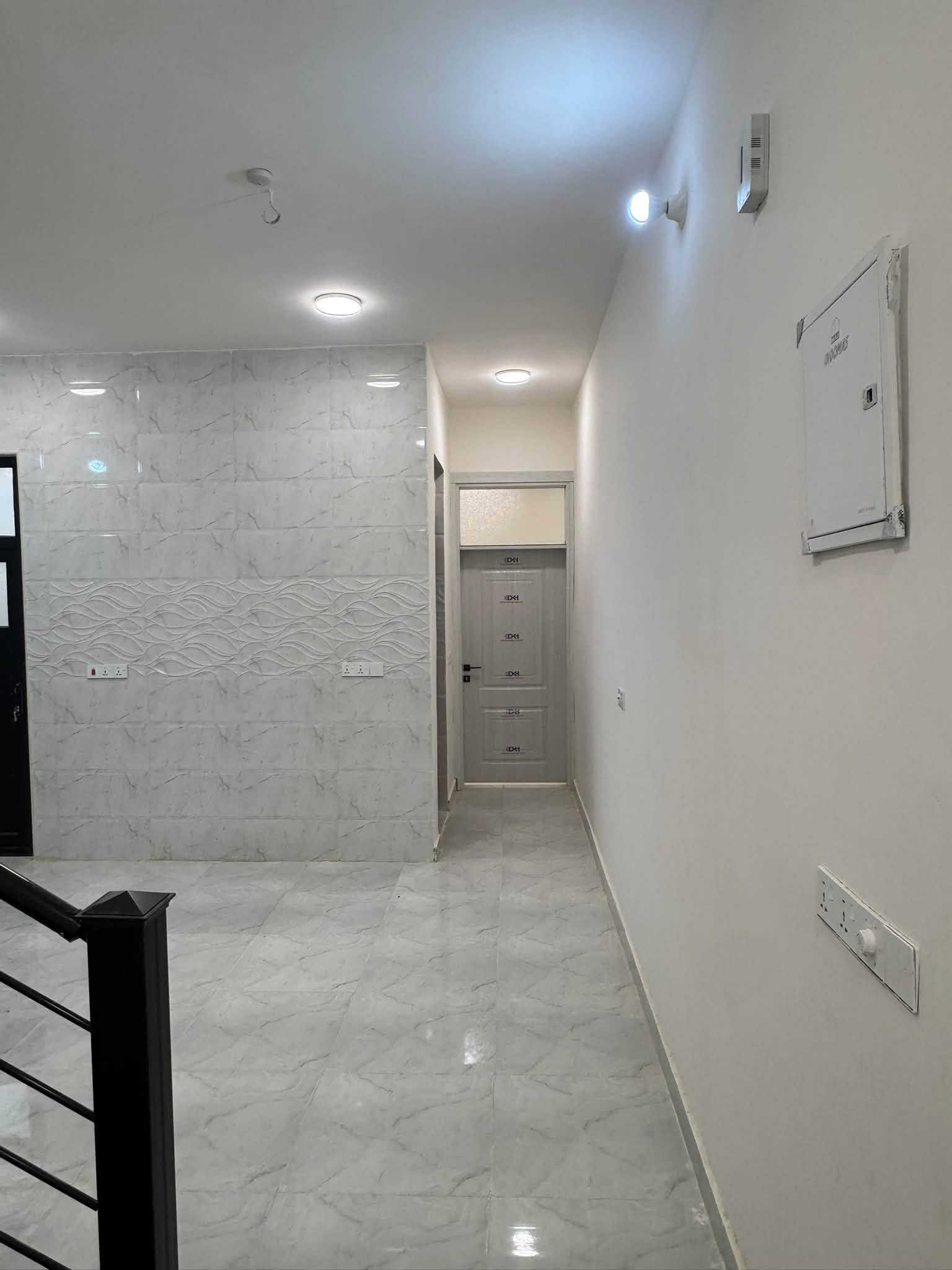 فرصة سكنية مميزة في بعقوبة 🌟📞***********📞
للبيع مشتملان حديثان (عدد 2) بتصميم عصري وموقع خدمي ممتاز.                  
 المساحة: 100 متر مربع لكل مشتمل.
 الابعاد: عرض 5 متر × نزال 20 متر.
 البناء: طابق واحد .
📌 التفاصيل والتوزيع:
 الطابق الأول: استقبال، صالة، مطبخ، غرفة نوم، وصحيات.
 الطابق الثاني: بيتونه على عرض الصاله
💡 الخدمات والمميزات:
 الخدمات: متكاملة (ماء، كهرباء، تبليط).
 الشوارع: شارع واسع بعرض 10 أمتار.
 الوثيقة: سند 25.ملك صرف
 العنوان: ديالى - بعقوبة - تقاطع القدس (دور الزراعة)،  الثالثة.

لاستفسار الرقم أو مراجعة مكتب الحمداني للعقار 

                            ☎️***********☎️

نص مكتوب في الصور:
- مكتب الحمداني