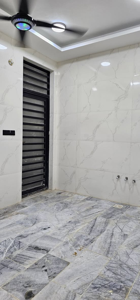 بيت للبيع في حي الوفاء المساحه ١٠٠متر الطابقين درجه اولى قريب السايدين الجزيره للاستفسار الاتصال/***********
