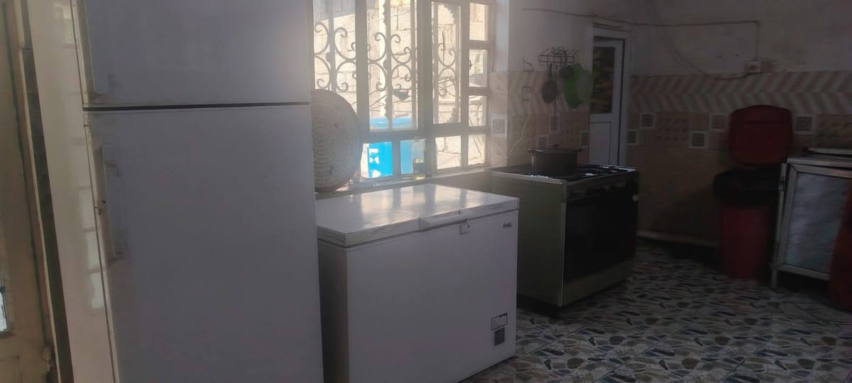 بيت للبيع مساحة 220 متر في منطقة الجمالية ( الحصوة)  قرب جامع السجاد ع قرب الابراج 
البيت يحتوي على استقبال كبير 7×4
مطبخ + 3 غرف + صالة + خلفية 
حمام خارجي +حمام داخلي طرمة بيها سقيفة 
بي خط مولد مع المغاسل وماطور ماء وسخان  وتانكي ابو الفين لتر عدد 2
هدية للمشتري 
السعر 35 وبي مجال 
للاستفسار ***********
ملاحضة.   يباع بلا اثاث #عقارات_كربلاء #بيع_شراء_كربلاء #ايجار_كربلاء #طابو_صرف_كربلاء
