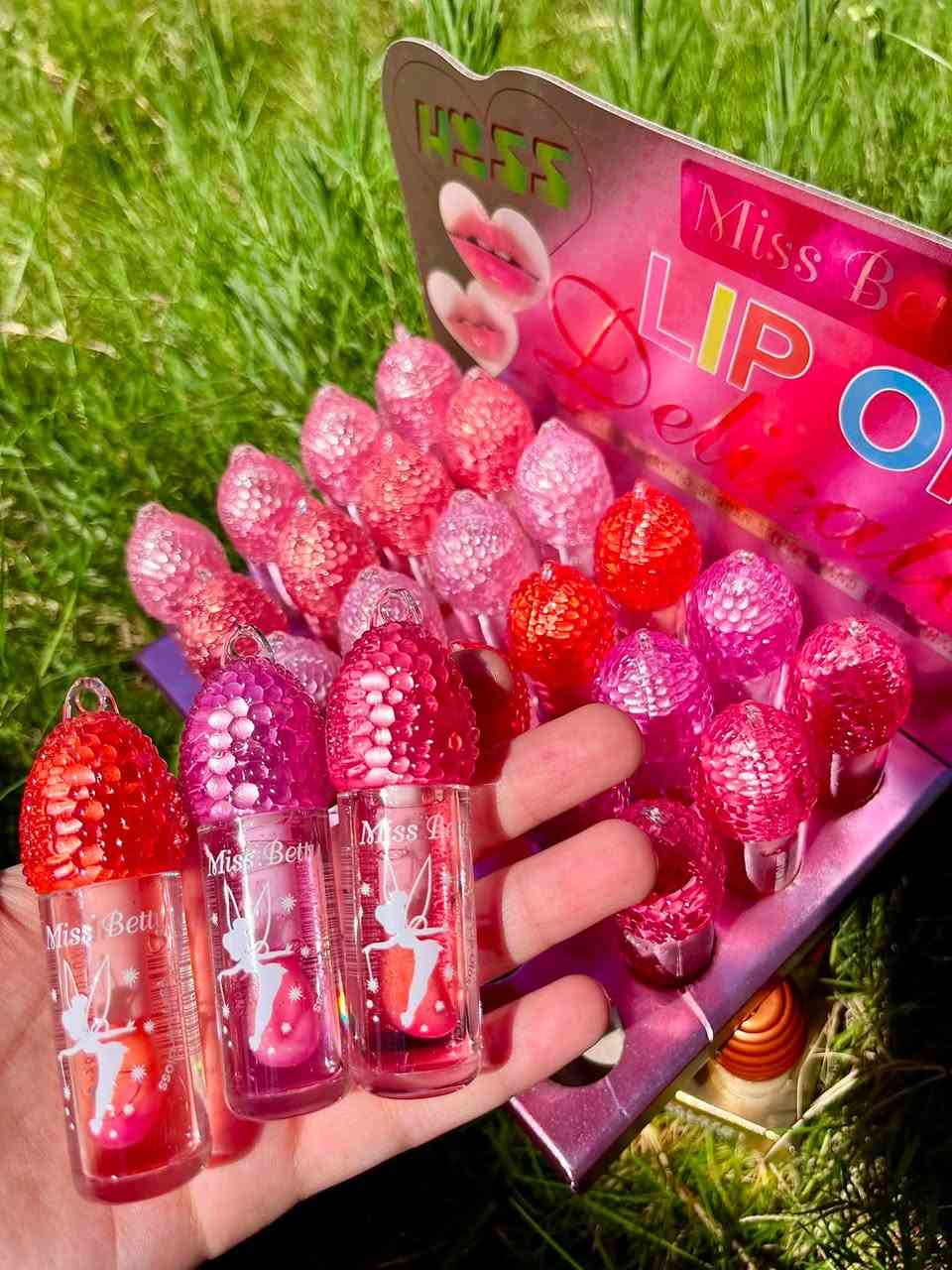 ⁨	🫧 Lip Oil (ليب أويل)
* يرطب الشفايف أكثر لأنه يحتوي زيوت مغذية
* قوامه أخف وأريح
* لمعته طبيعية وناعمة مو قوية 
* يساعد إذا شفايفچ جافة أو تتشقق
24 قطعة ب15 الف
للتواصل الرقم ***********

