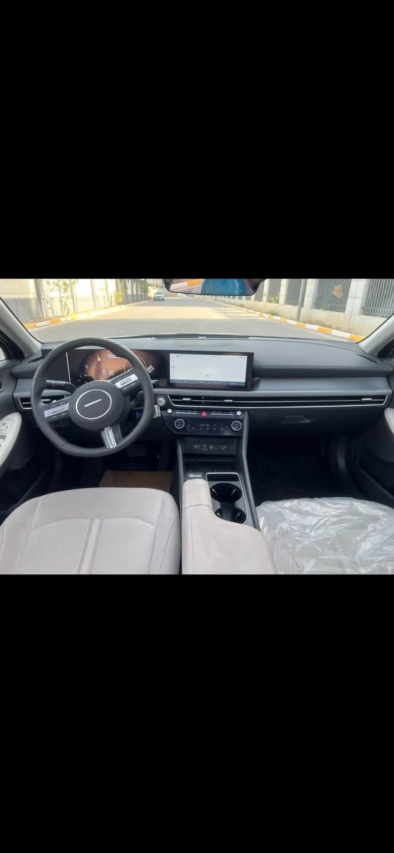 السلام عليكم سوناتا شكل جديد موديل 2024 محرك 2500 فول مواصفات ماشيه 18 ميل فقط بيه صبغ 4 قطع جاملغ وبابين وجاملغ خلفي يرباك برده فقط بجم كبس بدون دواخل بدون شاصي صور حادث بالمنشور سعر 175 وبيه مجال قليل وسياره حالياً عليه ويل اسود رياضي قبل كم يوم شديته مكان سياره بغداد البياع  الاتصال ***********
