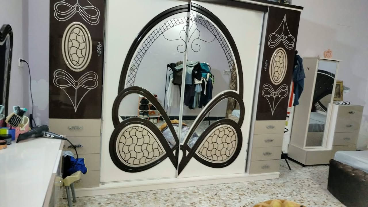 غرفة نوم • خشب • بيها مجال