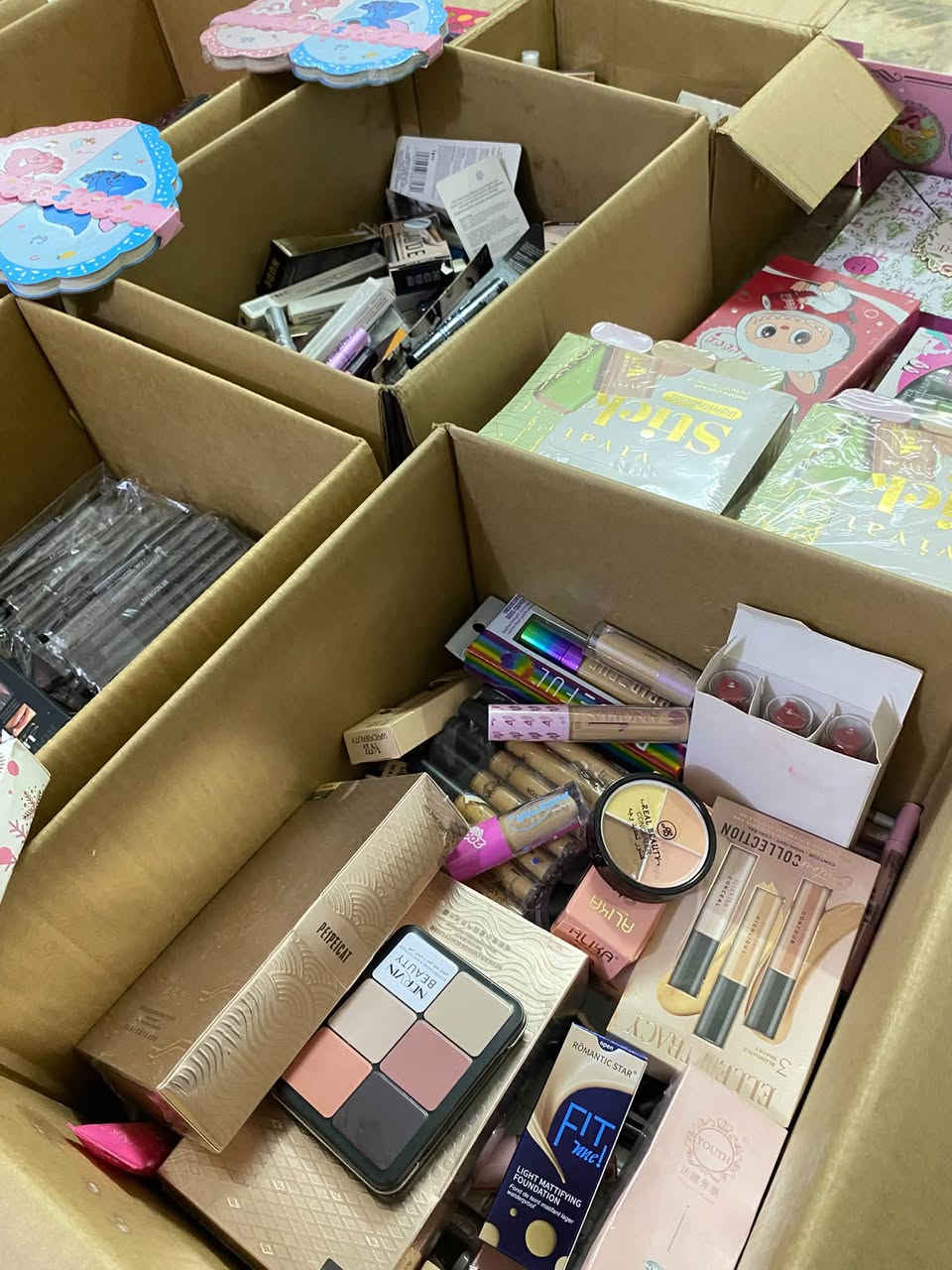 شلعه مكياج وعنايه 1500 قطعه كل انواع المكياج بيها باليتات حمر فاونديشن وكونسيلرات وبكجات و مسكارات وايلاينر واكحال ولب لاينر ومرطبات ولوشن جسم وصابون علاجي للبشره والجسم والشعر واضاءه كلوسات مزيل مكياج وغسول بشره وبلشرات كلللششي بيها 
للاستفسار مراسله واتساب : *********** 
@إشارة
