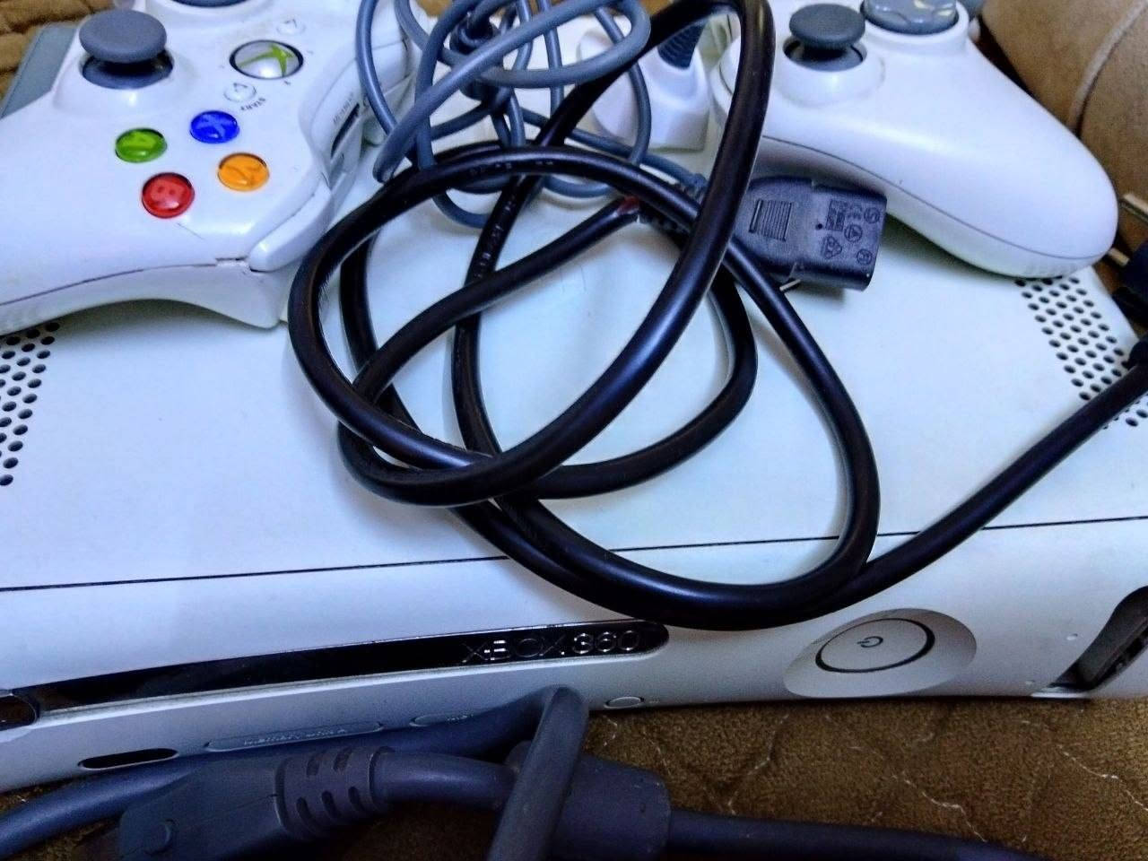 XBOX 360 نظيف بدون ضرر مع يدتان في الموصل للتواصل والاستفسار عبر الرقم ***********
