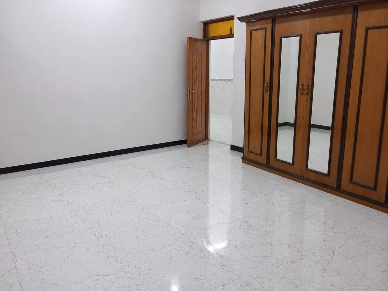 سلام وعليكم بيت بلا كوت جديده شارع بيت حايف مساحت البيت 300
المساحة ١٥×٢٠
هول واستقبال ومطبخ وغرفتين غرفة منهن بيها حمام
وحمامات وصحيات خارجية وداخلية وكراج وحديقة ***********
