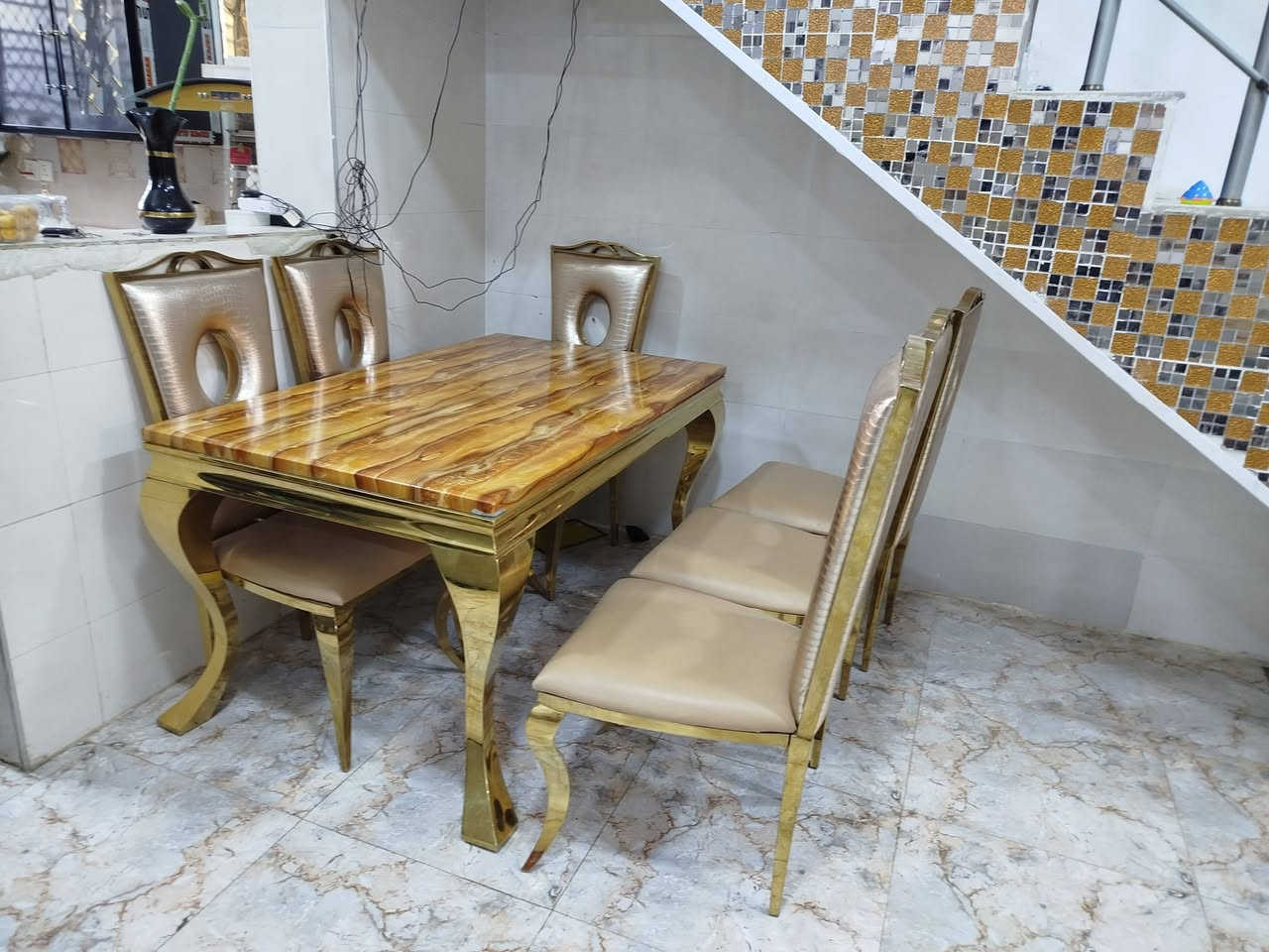 سلام عليكم ميز طعام ملكي  للبيع 6كراسي نضافه 100/100المكان كربلاء طريق بغداد يم مدينه سيد الأوصياء السعر 400وبي مجال قليل الاتصال على الرقم ***********
