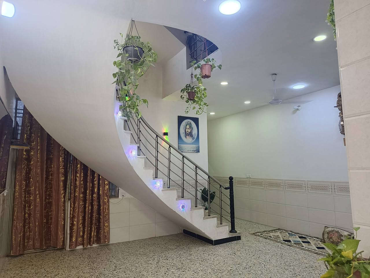 السلام عليكم
بيت طابو ملك صرف حي الرئاسه مال عبيدي

مساحته ١٤٠ متر بناء جديد طابق ونص نهاية شارع البداله خلف سنتر الرئاسه كلشي وكلاشي 

الاستفسار عن باقي التفاصيل او السعر على الخاص او الوتساب ***********
