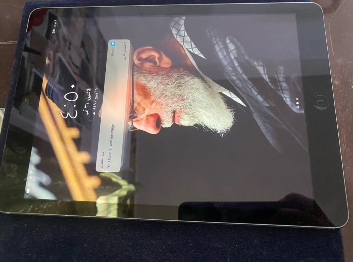 السلام عليكم.. آيباد آير (iPad Air) للبيع  
المواصفات: iPad Air (اير ١ الذاكرة: 16 جيجابايت.النظافة: الجهاز نظيف جداً وشغال تمام (تصفح، يوتيوب، دراسة، ألعاب خفيفة).المظهر: الشاشة الخارجية نظيفة وممتازة (مثل ما واضح بالصورة) يدعم السيمكارت 
السعر ٥٥ ألف فقط
للاتصال:
***********