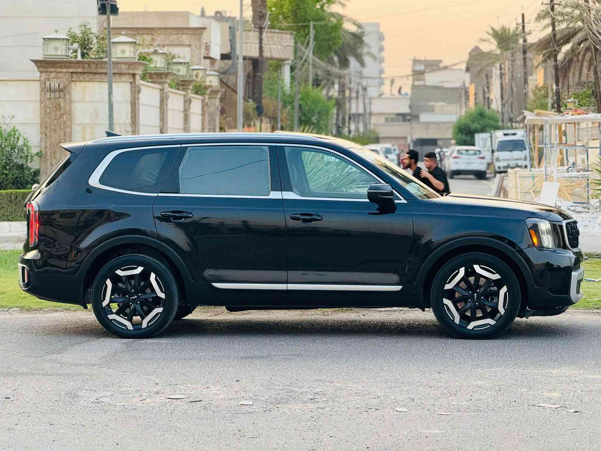 السلام عليكم 
كيا تيلورايد 2023 SX XLIn
السعر193 وبيها مجال 
رقم بغداد الجديد بسمي وهزه جديده
حجم المحرك 6 سلندر 3800.  كفاله 
عداد المسافة 60
بصمة ابواب وتشغيل عن بعد. 
زينون عالي ناصي آصل. 
فتحة سقف
رادر جانبي مانع اجتياز. 
فور ويل درايف 
تحديد مسار. 
كامرات محيطية. 
حساس حلفي. 
شاشة كبيرة متصل . 
تدفئة+تبريد الكراسي الامامية. 
تحكم ستيرن جهيتن. 
خزن ميموري متكامل 
حساس خلفي. 
سستم صوت متكامل. 
كنترول تبريد خلفي منفصل. 
كشن سياحي. Vip. 
رادر محيطيه 360 درجه 
الكراسي الامامية كهرباء. 
٧ راكب ٣ قطع تبريد. 
اشاير مري قابلة للطيء. 
مقاعد جلد حار بارد
 خمس كامرات 
السياره فول  مواصفات  
الحادث داخل المنشور والسونار كذالك 
بدون دواخل بدون ايرباك 
السيارة جديده متعوب عليه 
العنوان بغداد 
الاستفسار ***********
