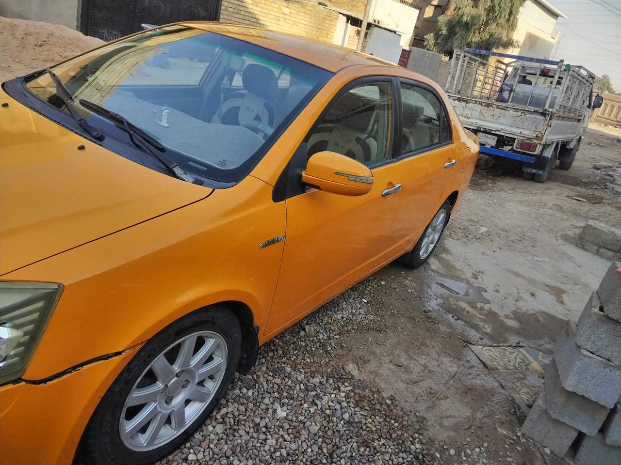 السلام عليكم جيلي موبل ٢٠١٢ بغداد لبيع السياره جاهزه تخم تاير تبريد سنتر لوك كله شغال كير ومكينه مكفوله مالتها البلاديه مصبوغه عام  مكفوله من الضربه القويه باسمي وتحويل مباشر مصفره هيه وغرامات السعر ٣٨ وبيها مجال مكاني بغداد ابو غريب رقم ***********
