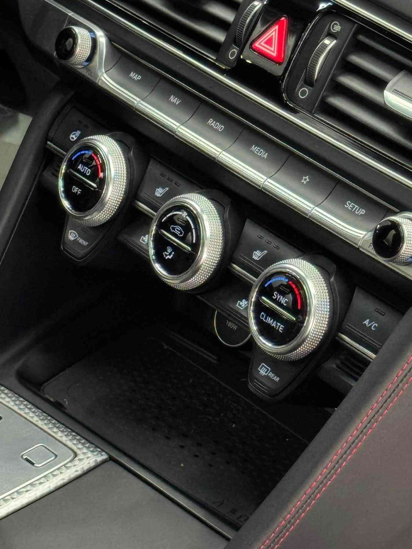 السلام عليكم 
‏بيع مستعجل أرخص جنسيز بالسوق

للبيع  او مراوسGenesis G70 سبورت برستيج 
— محرك 3.3T  
حادث جاملغ وبنيد صور الحادث و السونار خاص 
رقم اربيل تحويل او  وكالة 
🔹 الموديل: 2022 
🔹 الفئة: Sport Prestige (أعلى فئة)
🔹 المحرك: 3.3L V6 Twin Turbo
🔹 القوة: حوالي 370 حصان 🔥
🔹 الگير: أوتوماتيك 8 سرعات
🔹 نظام الدفع: (خلفي المرغوب 2wd)
🔹 الممشى: 52,000 ميل 
🔥 المواصفات الكاملة:
⚙️ الأداء:
وضعيات قيادة متعددة (Sport / Comfort / Eco/sport+)
شفتات ستيرن (Paddle Shifters)
نظام تعليق رياضي مريح وثابت
نظام اكزوز رياضي صوت متغير عند تبديل وضعيات القياده
🛋️ الداخلية والفخامة:
مقاعد جلد مميزه بالون الاحمر +متغيرة عند تبديل وضعيات القياده
تبريد وتدفئة للمقاعد الأمامية
ذاكرة مقاعد + تحكم كهربائي كامل المقاعد الامامية
ستيرن كهرباء+خزن وضعية +تدفئه ستيرن +نظام الاهتزاز عند التحذير
داخل كاربون وجلد فخم جدا مع احزمة حمراء رياضية مميزه
سقف وتكم كنتارة بالكامل 
إضاءة داخلية (Ambient Lighting)
📺 التكنولوجيا:
شاشة معلومات وترفيه كبيرة
نظام صوت فاخر (Lexicon) 🔊
Apple CarPlay + Android Auto
شحن لاسلكي للموبايل
دشبول شاشة + كامرة عند الانعطاف
🚗 الأمان والمساعدة:
رادار أمامي+قيادة الية + مثبت سرعة ذكي
نظام الحفاظ على المسار
تحذير النقطة العمياء
فرملة طوارئ أوتوماتيكية
كاميرات 360 درجة
حساسات أمامية وخلفية 
🌟 إضافات:
فتحة سقف بانوراما 
تشغيل بصمة + دخول ذكي
تشغيل عن بعد 
مرايا كهربائية قابلة للطي
جنوط رياضية قياس كبير
السيارة جاهزه بدون اي نقص او مسج

السعر 189 وبيها مجال بسيط جدا 

للاستفسار:- مكان السياره بغداد الصليخ *********** بغداد, العراق

نص مكتوب في الصور:
- 3 of 8
