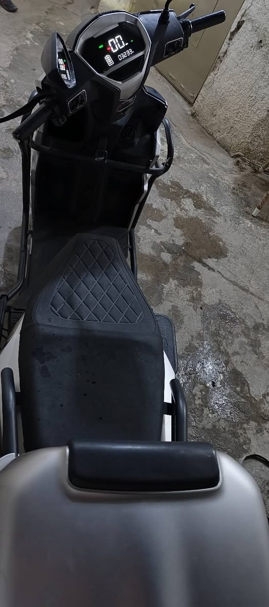 دراجه سكنس شحن مدرعه للبيع سرعه 65 بطاريات جدد نصهن والباقيات فول ماخذها قبل 6 اشهر بمليون وميه وخمسين نظيفه كلش مابيها برغي نقص بريكات امامي خلفي دسك شاشه نضيفه بيها سماعه بلوتوث ومنفذ شحن ونظام بگ رجوع للخلف جنطتها چبيره وبيها جنطه خارجيه تايرات كبار وعراض الدراجه عاليه ودبلاتها نظيفه بيها درع حديد داير ميدروها گلوبات عالي ناصي الكهربائيات كلها شغاله وشلعه ومعدل فول السعر 700 وبيها مجال مكاني بغداد سبع البور او مراوس بدراجه بانزين نظيفه وينطي. فرق حسب الدراجه متواجد خاص او الرقم ***********
