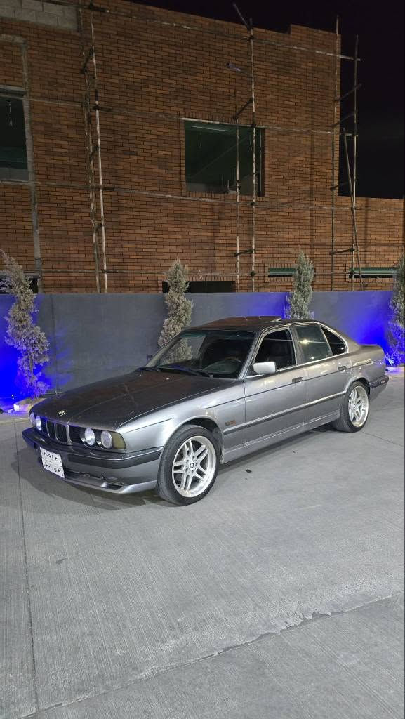 bmw 525i v6 
مۆدیل 1989 پشتو پیشی کەپسە مەکینە 525 بیلاد کەپسە سیارەکە حیزامە لو جوانی فول فولە بس گێر عادیە سیارەکە هەموو کراوەتە ئێم M دەعمی نیە تەبرید لەگەل سلفە 
سیارەکە داوای 39$ وەرەقەی لی دەکەم ٣ وەرەقەش خەرامە لەسەرە 36$وەرەقەی سافی 
تحویل وکالە بە شەرتە 
*********** أربيل, العراق
