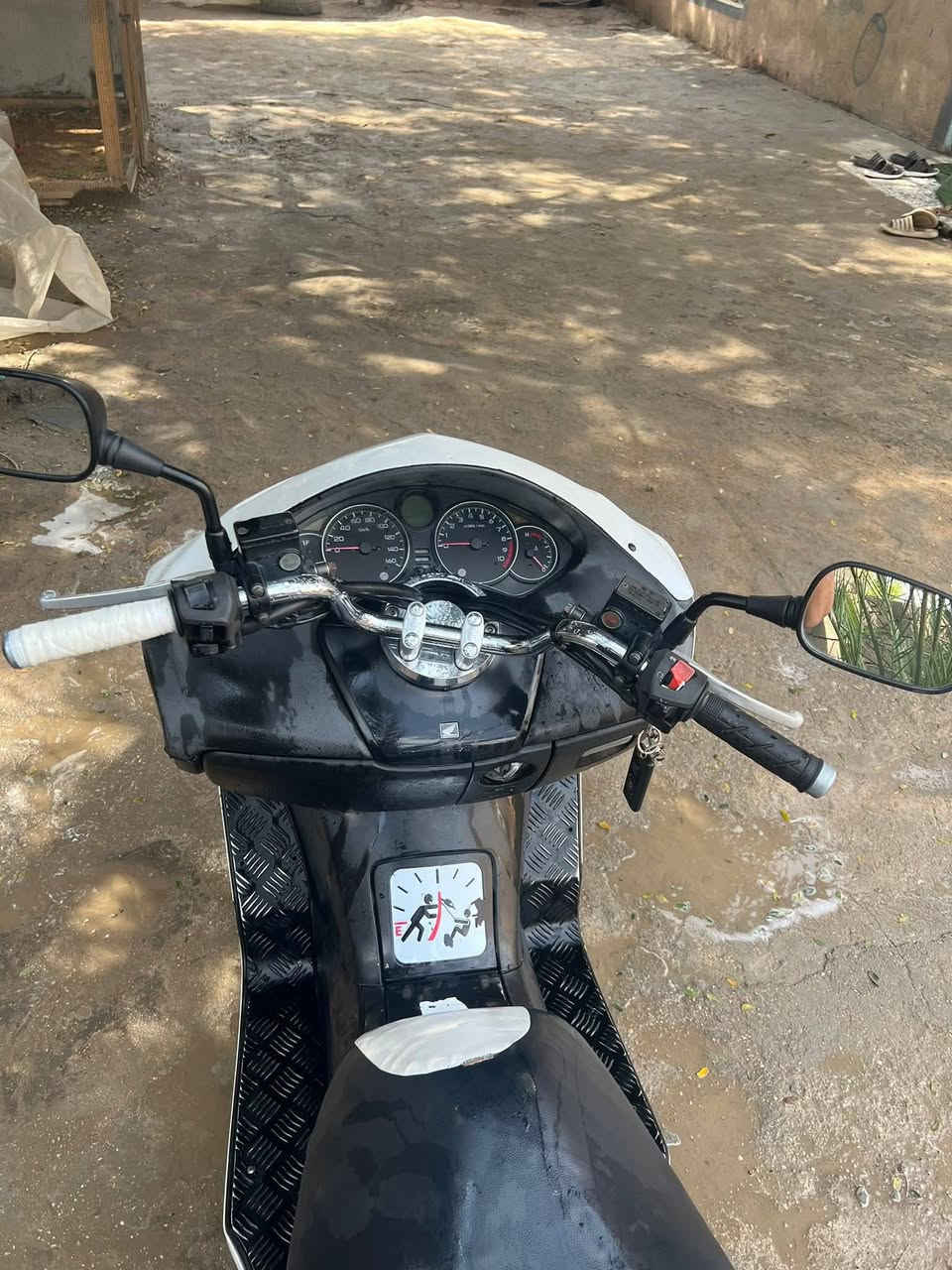 سلام عليكم اخوان فورزه 08 للبيع لون ابيض موديل 2008 محرك 250cc عميه بلاد دراجه خير من الله كامله ما بيها اي نقض غير جاملغ الكدام ول دوشمه  ول باقي ما بيهاي اي شي معدل 120 ناعمه محرك ما مفتوح تخم تاير جديد ستوني مسويلها ادامه ول كفر نضافه 75‎%‎شوفت عينك مثل ما موضح بل صوره اوراق كامله سعرها (مليون) وبيها مجال للتواصل متواجد 24ساعه *********** مكاني الديوانيه الحمزه الشرقي
