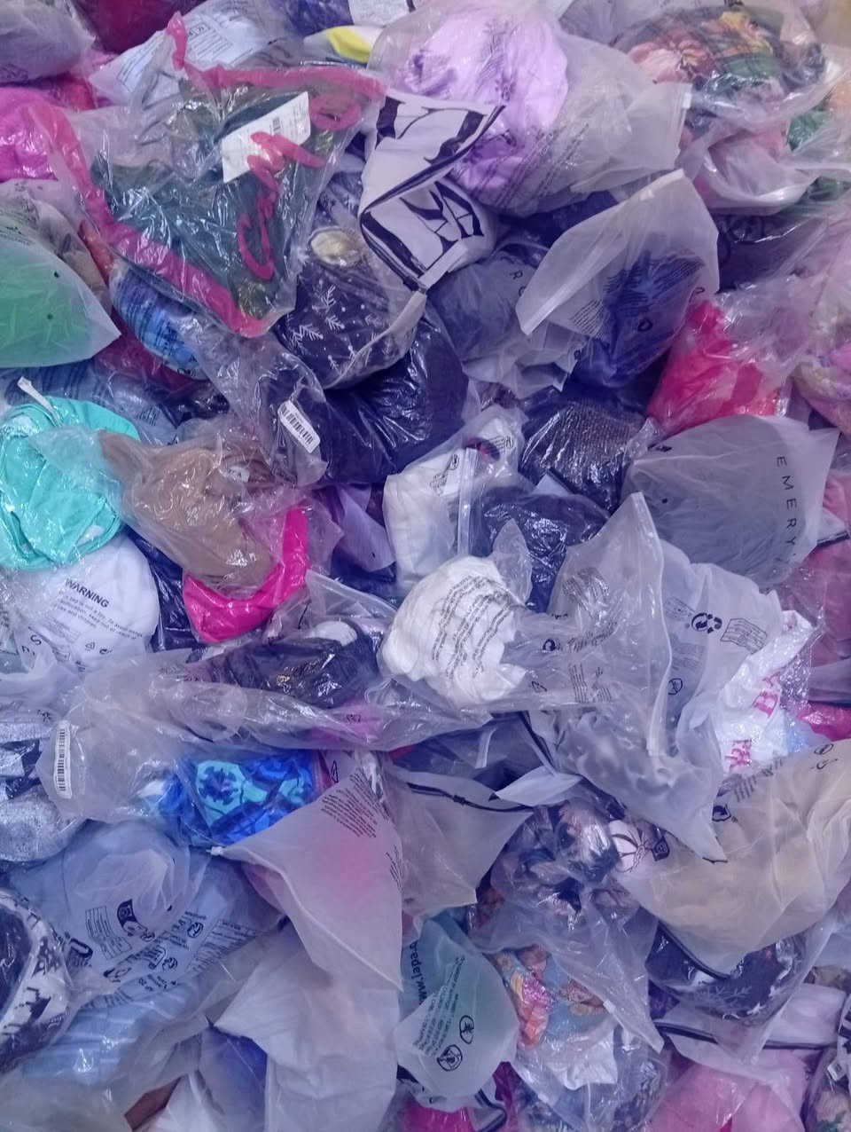 شلعة ملابس شي ان نسائي وبناتي وبي كم قطعة ولادي العدد اكثر من 450 جيس وكل جيس بي قطعة او قطعتين تباع المجموعة كاملة او قسم منها سعر القطعة الاسعار من 750دينار الى 1500 دينار حسب العدد واذا شلع القطعة ع 500 وبيها مجال باقي التفاصيل خاص او واتساب ***********
