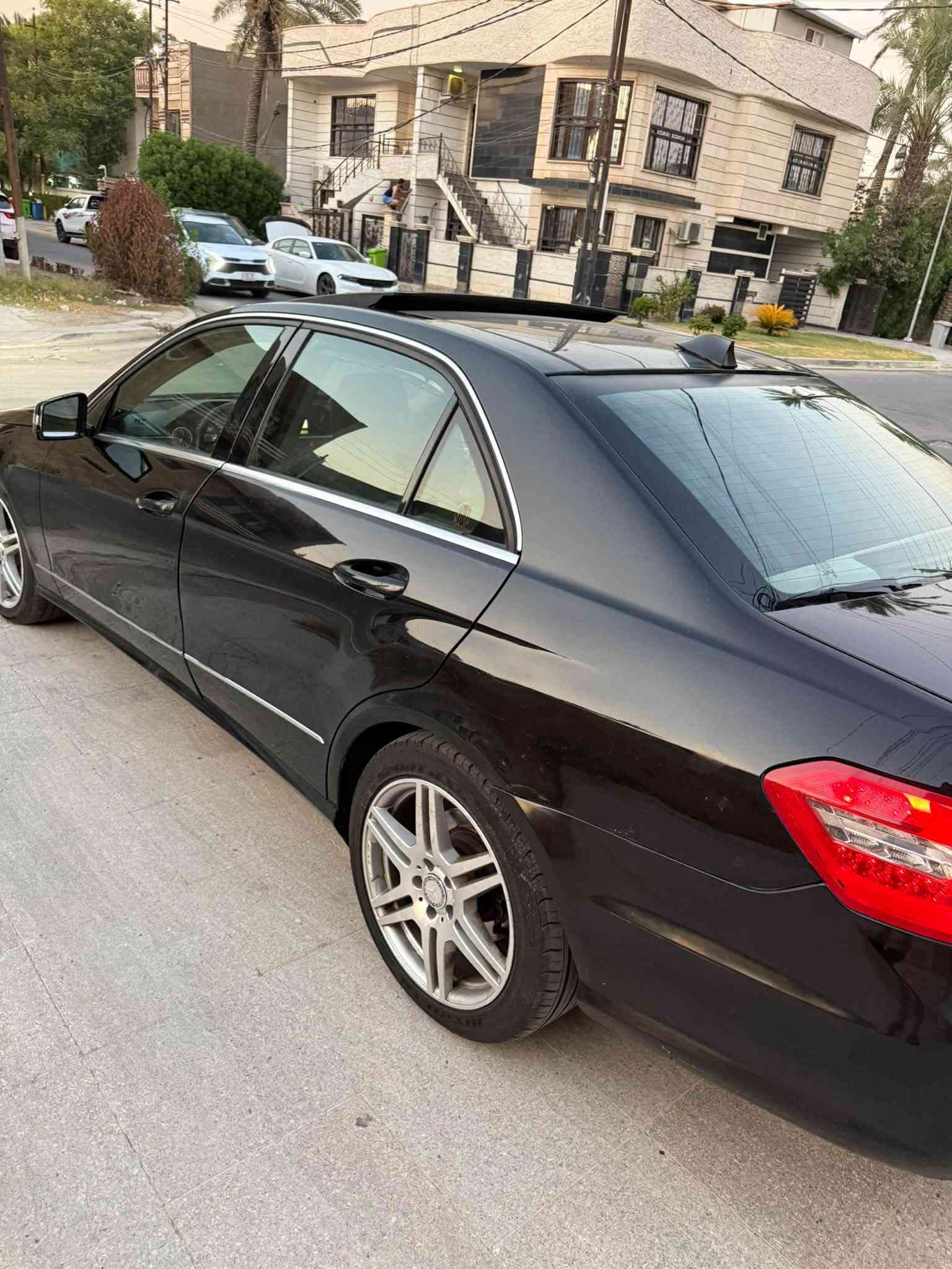 السلام عليكم للبيع او مراوس مارسدس E350 موديل 2010 خليجيه محرك 6 سلندر كير مكينه تبريد صدر تخم تاير كله كامل السياره بدون نقص فول مواصفات بنوراما داخل بيجي حساسات 
 بردات خلفيه بلاد ماشيه 145 الف كيلو رقم بغداد الجديد بسمي هزه جديده السعر 135$ وبيهة مجال مكاني بغداد اليرموك للاتصال ***********
