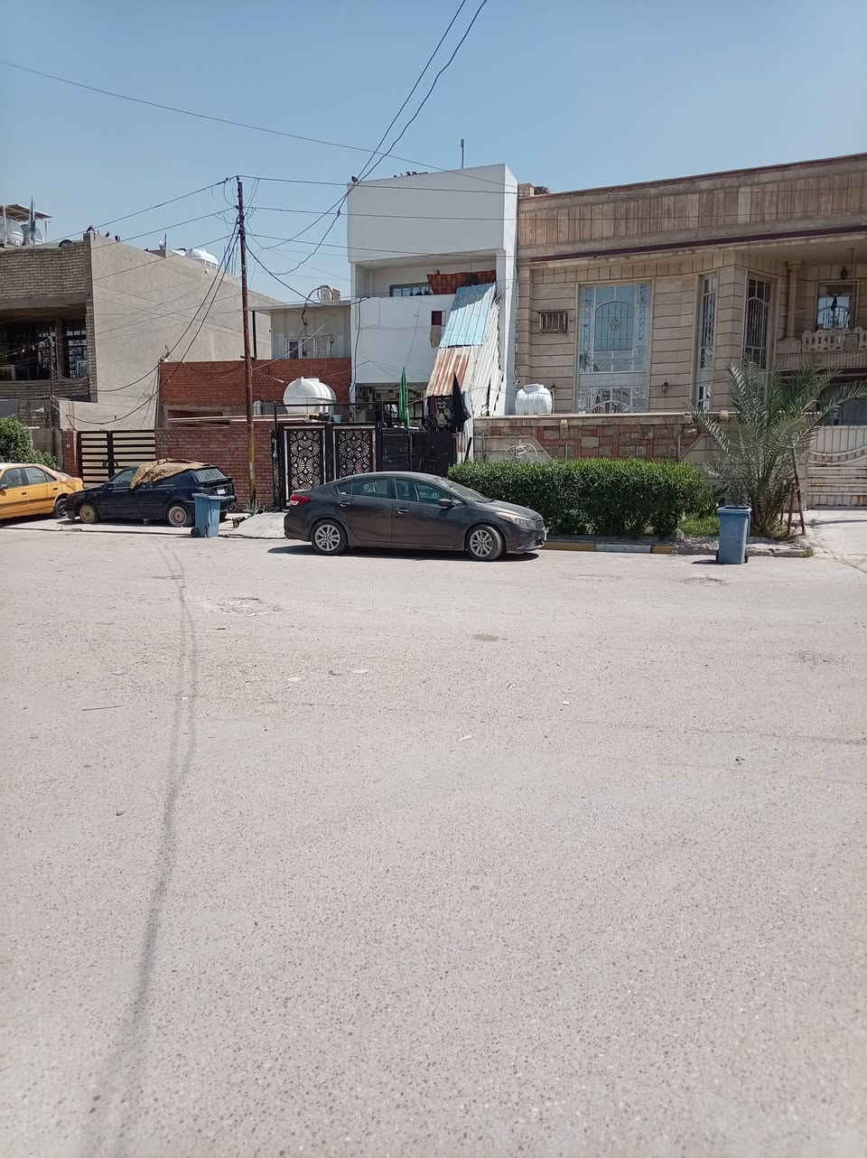 سلام عليكم✋ 
دار للبيع مساحة 95 الواجهة 80'4 النزال 20 متر♥️ 
بناء جديد سنه٢٠١٥🆕🆕 
طابقين معزولة يطل على ثلاث شوارع❤️ 
عرض شارع 20 متر طابو ملك صرف😍 
الموقع ممتاز جدا😘💘 
العنوان بغداد الجديده النعيرية قرب مدرسة حمورابي🌹🌹 
السعر 225 وبي مجال🤑🤑 
التصال على *********** ☎️
