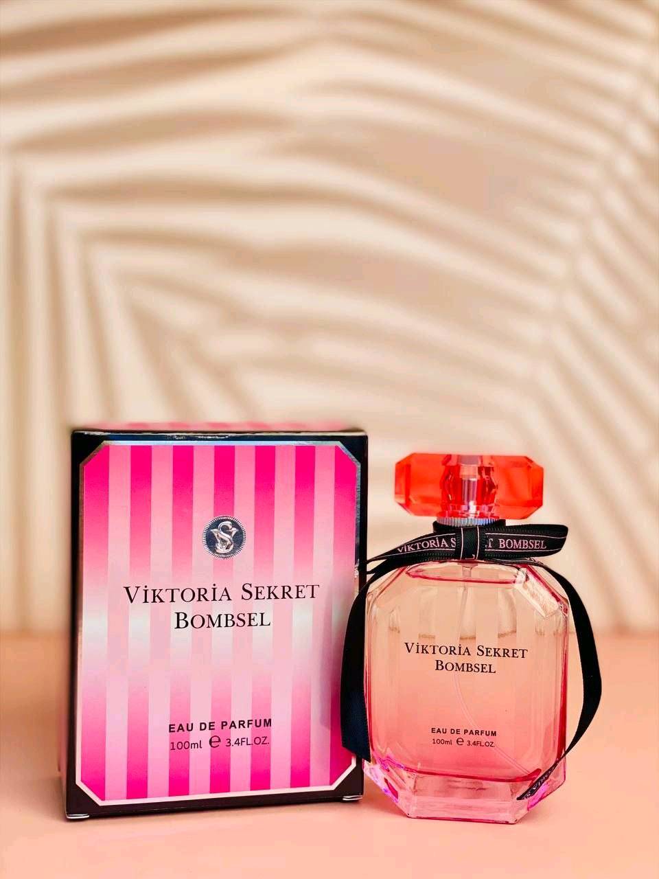 Victoria secret Bombshell 
فكتوريا سكرت عطر نسائي يحمل مجموعة من المشاعر والأحاسيس في تركيبته تجعل كل أنثى تنبض بالسعادة 🌷لأنكِ الأرقى اذن تستحقينه🌷
VICTORIA'S SECRET BOMBSHELL
عطر فكتوريا سكرت بومبشيل النسائي_
فكتوريا سيكرت بومشيل عطر رائع من العائلة الفاكهية الزهرية الفواحة برائحة تضج بالحياة والانتعاش تدوم طويلا. بمزيج من المكونات المتناسقة مع بعضها البعض لتعطيك الشعور بالجاذبية والثقة طوال اليوم

إفتتاحية العطر 🩷 الباشون فروت، الجريب فروت، الأناناس، اليوسفي و الفراولة
قلب العطر 💜 الفاوانيا، أوركيد الفانيلا، التوت الأحمر، الياسمين و زنابق الوادي
قاعدة العطر 🩷 تتكون من المسك، الأخشاب و طحلب البلوط❤️❤️❤️❤️🌹
الحج100ml

السعر ١3 الاف
🚘يوجد خدمة توصيل لجميع محافظات العراق5000 الاف?***********?