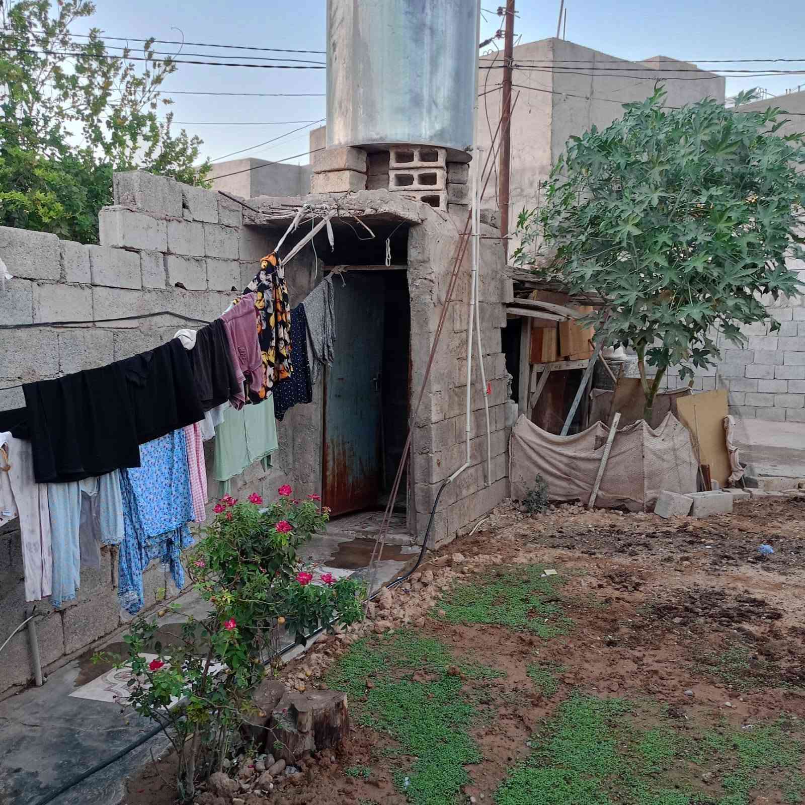 بيت للبيع تجاوز ابص الزراعي متكون من غرفتين نوم وااستقبال مع مطبخ هول وصحيات واحوش كبير مساحته ٢٠٠::: أو ٢٠ متر موقع البيت واسطي سايدين مال مركز شرطة العداله فرع ماركت ماشاءالله
