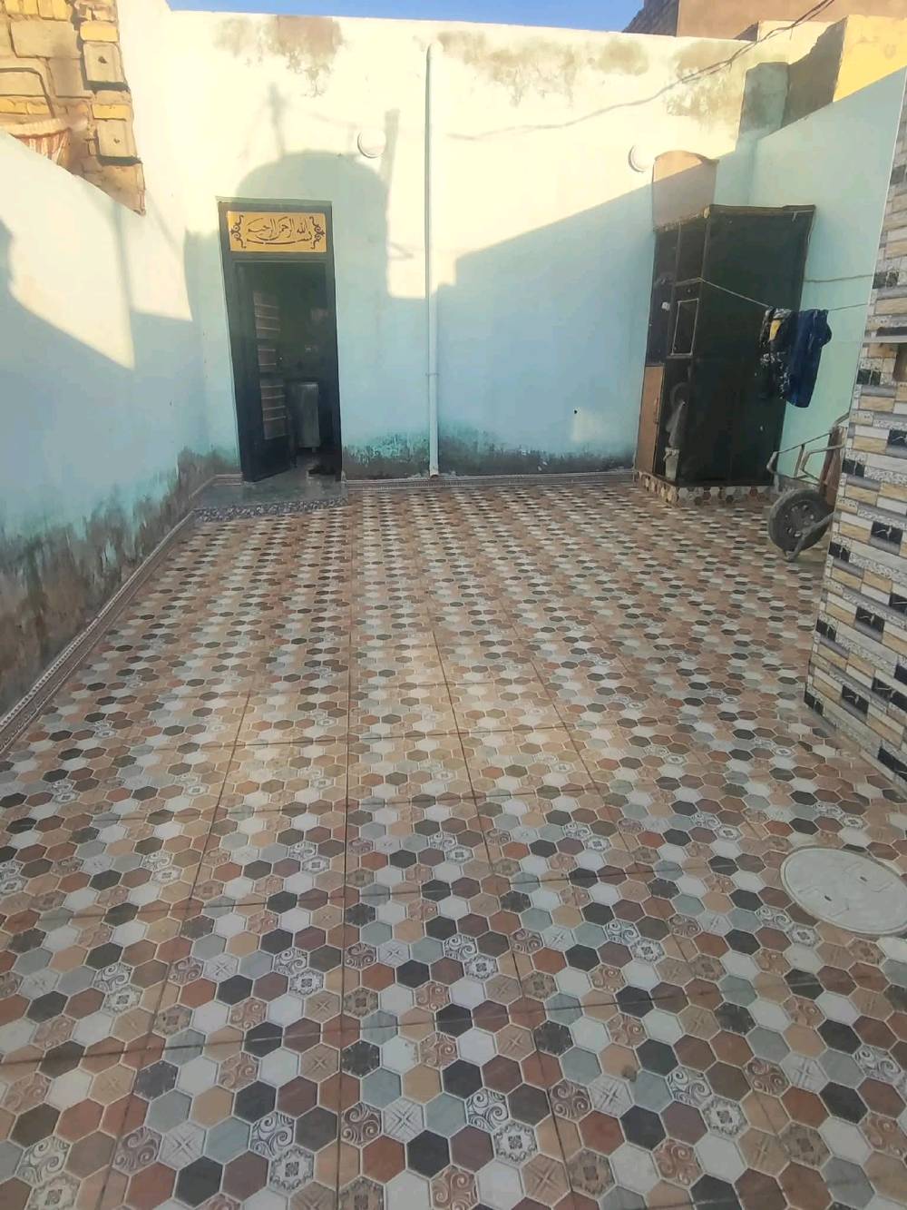 بيت كامل من كلشي جاهز غرفه وصاله ومطبخ وصحيات ومنور شغل درجه اولى.100 متر شرك . الديوانية.حي العسكري نهايه شارع ستين بلزراعي يم المجمع الجديد.