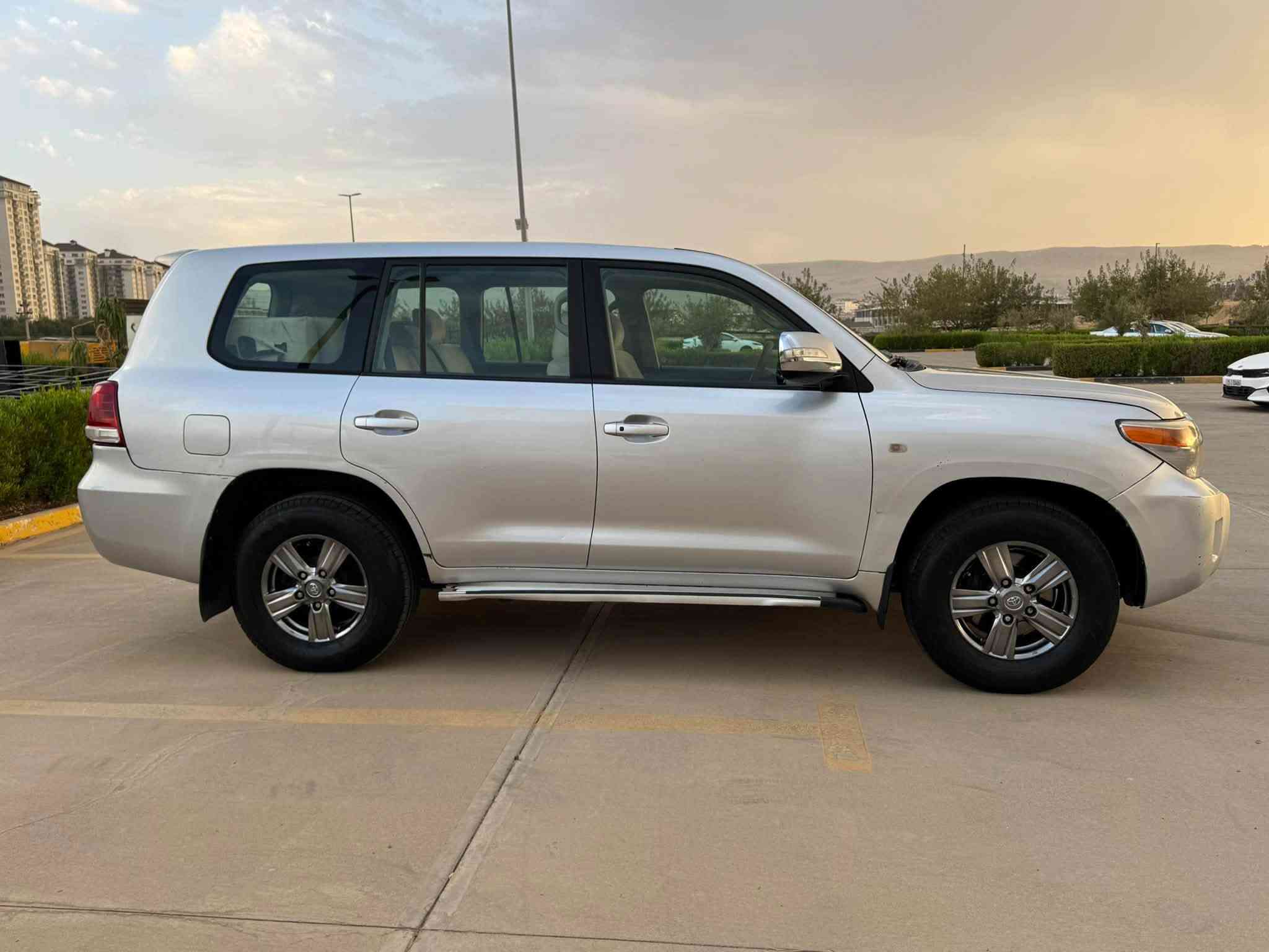 2008 گير عادي
خليجي 
بدون صبغ 
فتحه . ثلاجه . تبريد مركزي 
بصمه 
ماشيه 380 الف كيلومتر 
سنويه جديد 
تحويل غرامه شرط 
سعر 235 ورقه بي مجال بسيط 
مكان السياره سليمانيه 
***********
