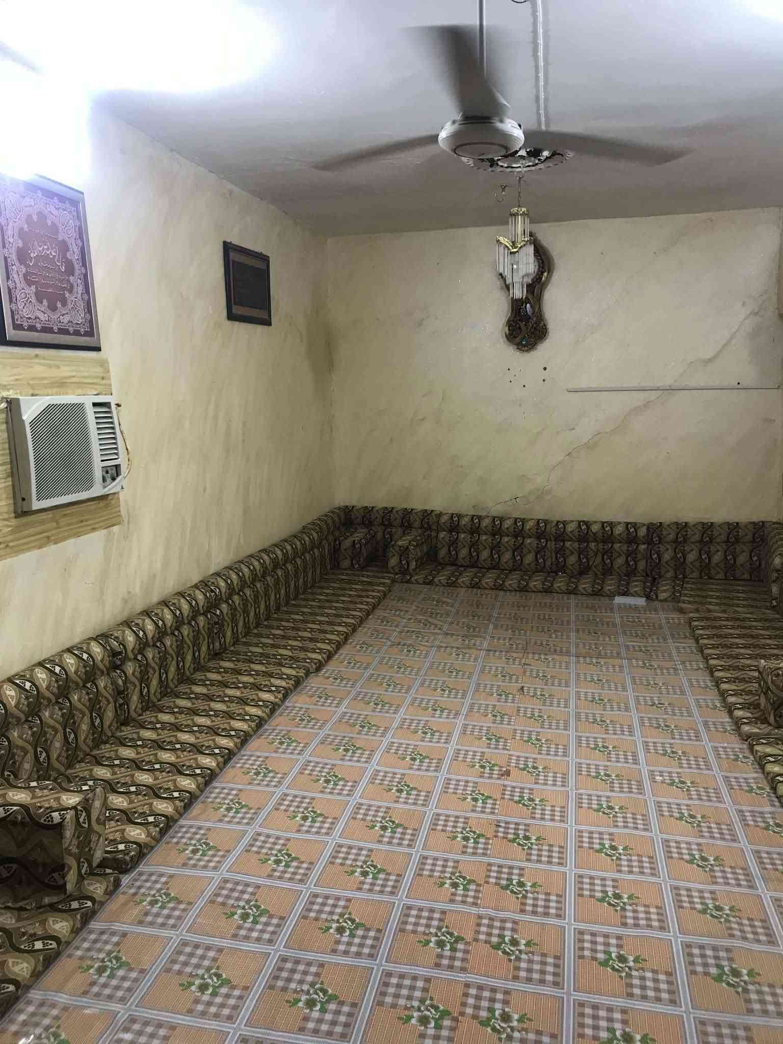 🏠 فرصة عقارية مميزة للبيع
📍 الموقع: حي العسكري الأول - شارع مدرسة الرحمن
📐 المساحة: ٢٦٠ متر مربع (واجهة ١٣ متر × نزال ٢٠ متر)
🏗️ نوع البناء: بناء قديم يرهم مجمع يرهم اي شي مساحه وشارع يخبل 
​📋 تفاصيل الدار:
​٣ غرف نوم
​صالة
​براني (استقبال)
​مطبخ
​صحيات داخلية وخارجية
​كراج سيارة
​⚡ الخدمات: متوفرة بالكامل (تبليط، إنترنت، وغيرها)
💰 السعر: ١٥٥ (بسعر دون العرصة)
​📞 للإستفسار والتواصل:
***********
