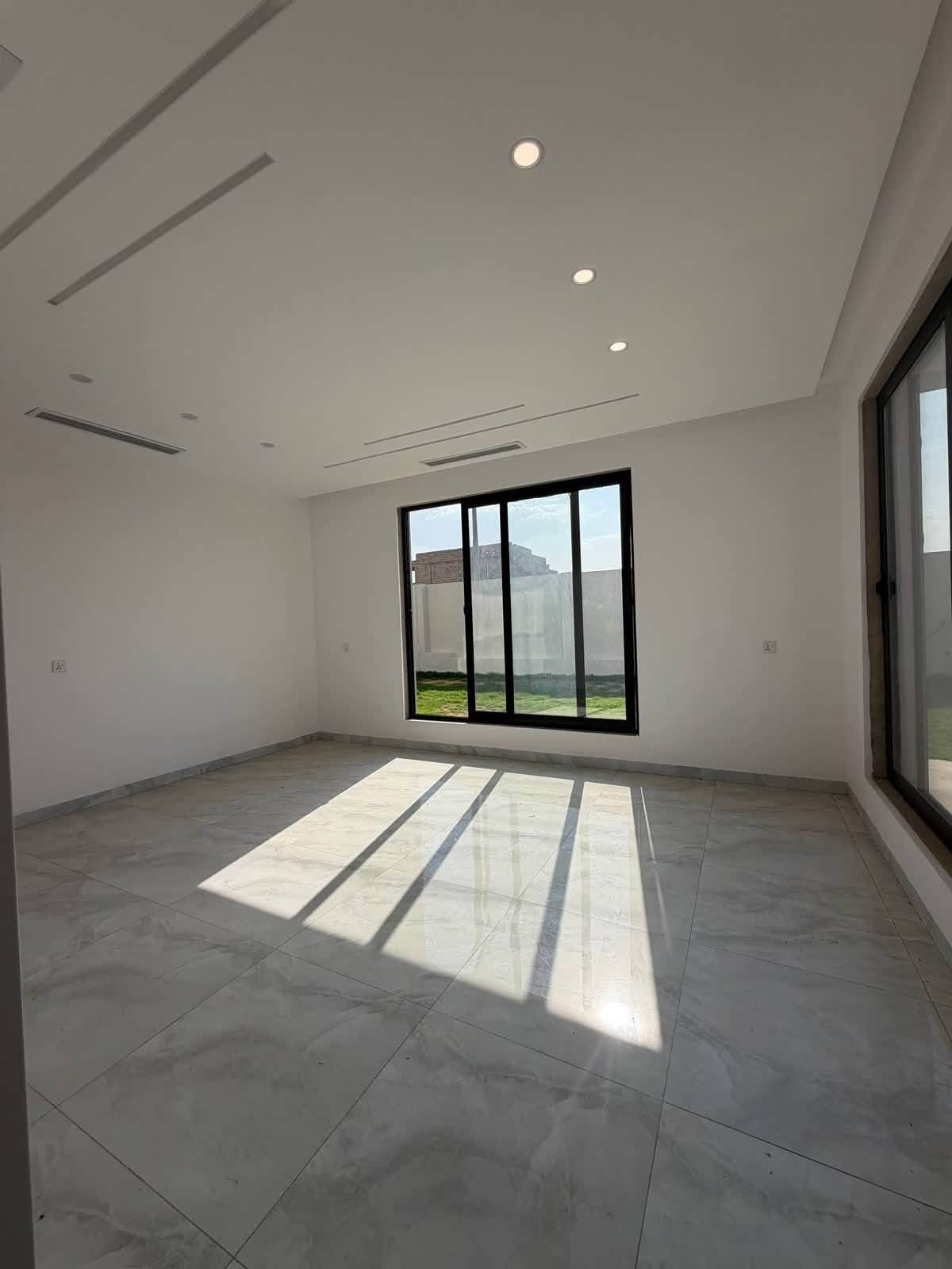 بيت للبيع | كنجان ستي
مساحة 250م² + 150م² حديقة 🌿
📍 ركن مميز | واجهة مودرن راقية

✨ 5 غرف نوم ماستر
🛋️ صالتان واسعتان
🍽️ مطبخ حار + بارد
🏠 استقبال أنيق
🌳 حديقة واسعة تمنحك خصوصية ومساحة مثالية للعائلة

مساحة، خصوصية، وتصميم يليق بأسلوب حياتك 

رقم الاتصال او واتساب 
***********
